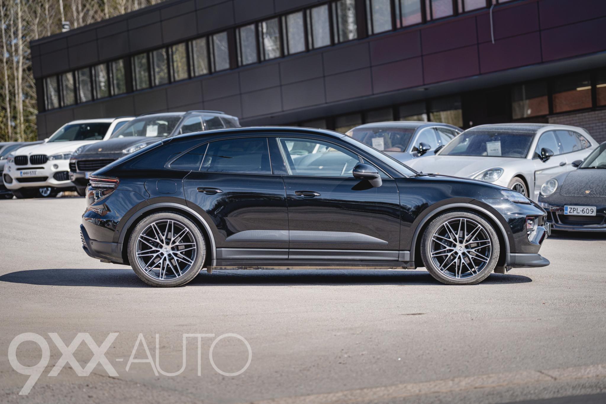 Musta Porsche Macan 4 Advantage Package Plus