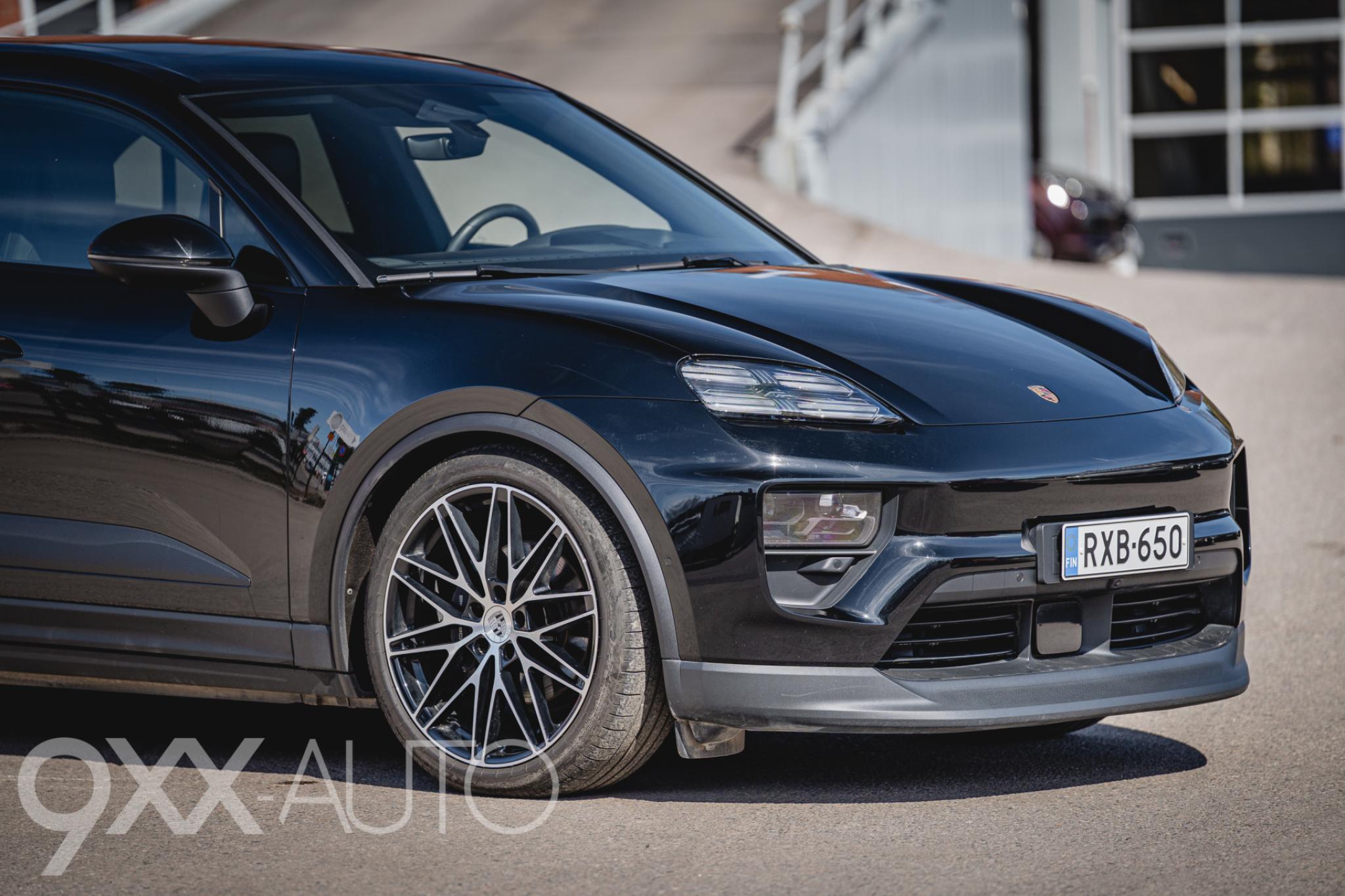 Musta Porsche Macan 4 Advantage Package Plus
