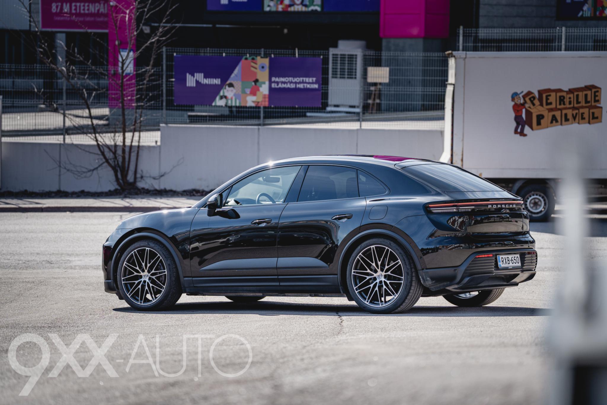 Musta Porsche Macan 4 Advantage Package Plus