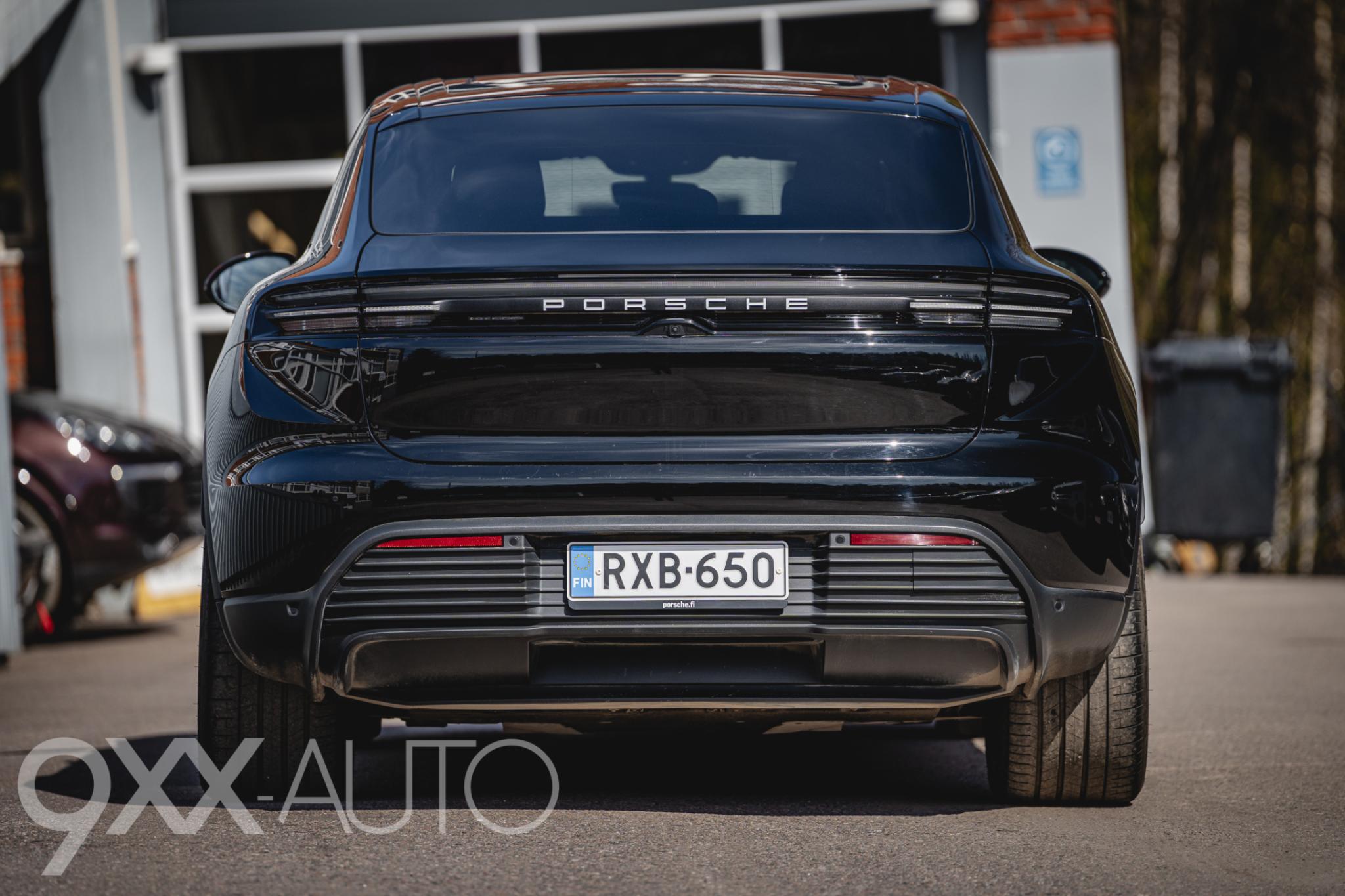Musta Porsche Macan 4 Advantage Package Plus