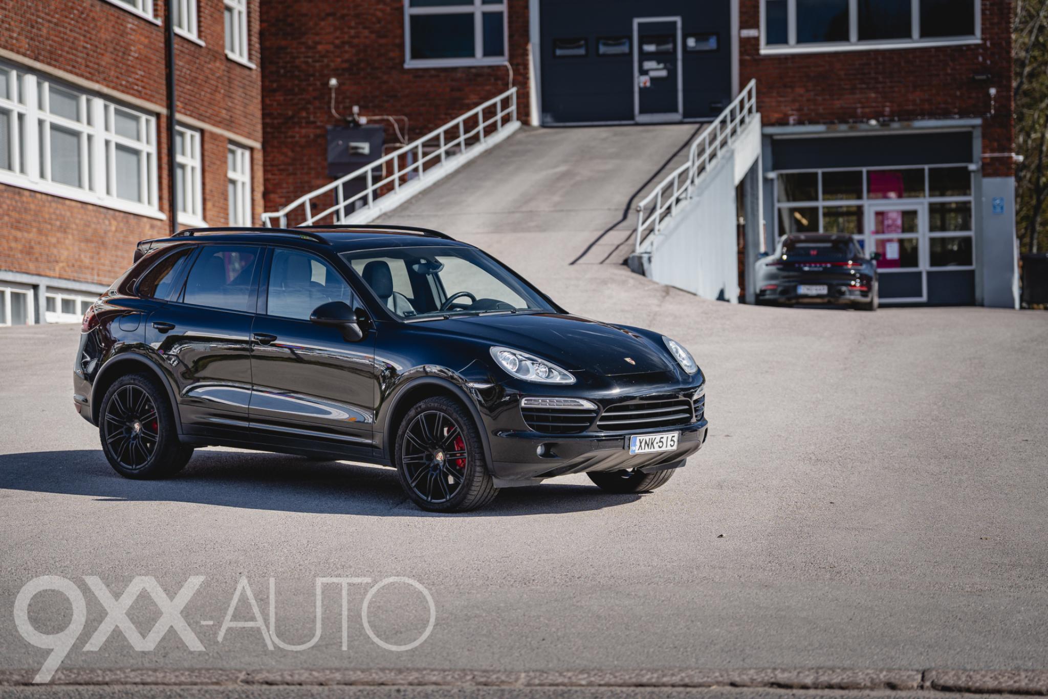 Musta Porsche Cayenne