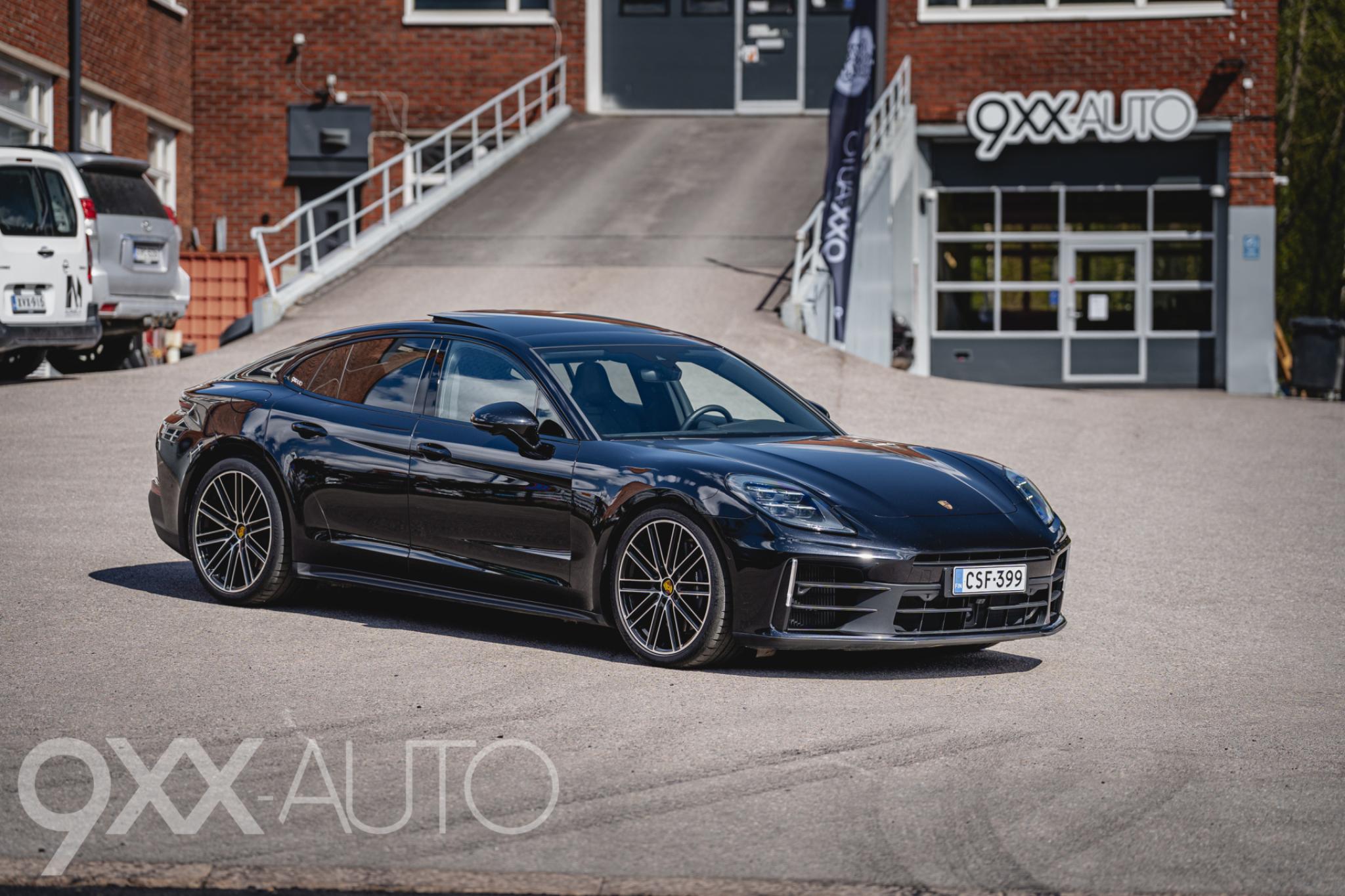 Musta Porsche Panamera