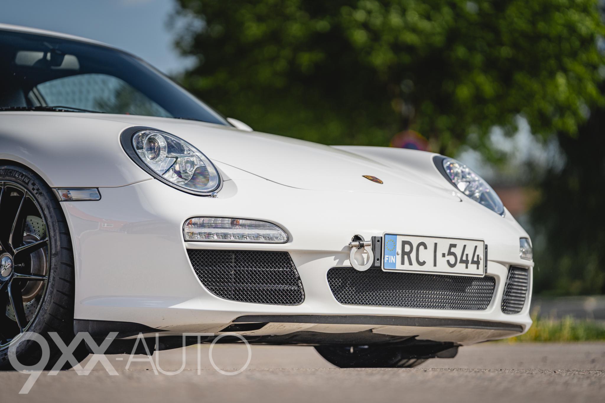 Valkoinen Porsche 911 3.6 C2 997.2 **Manuaali!**