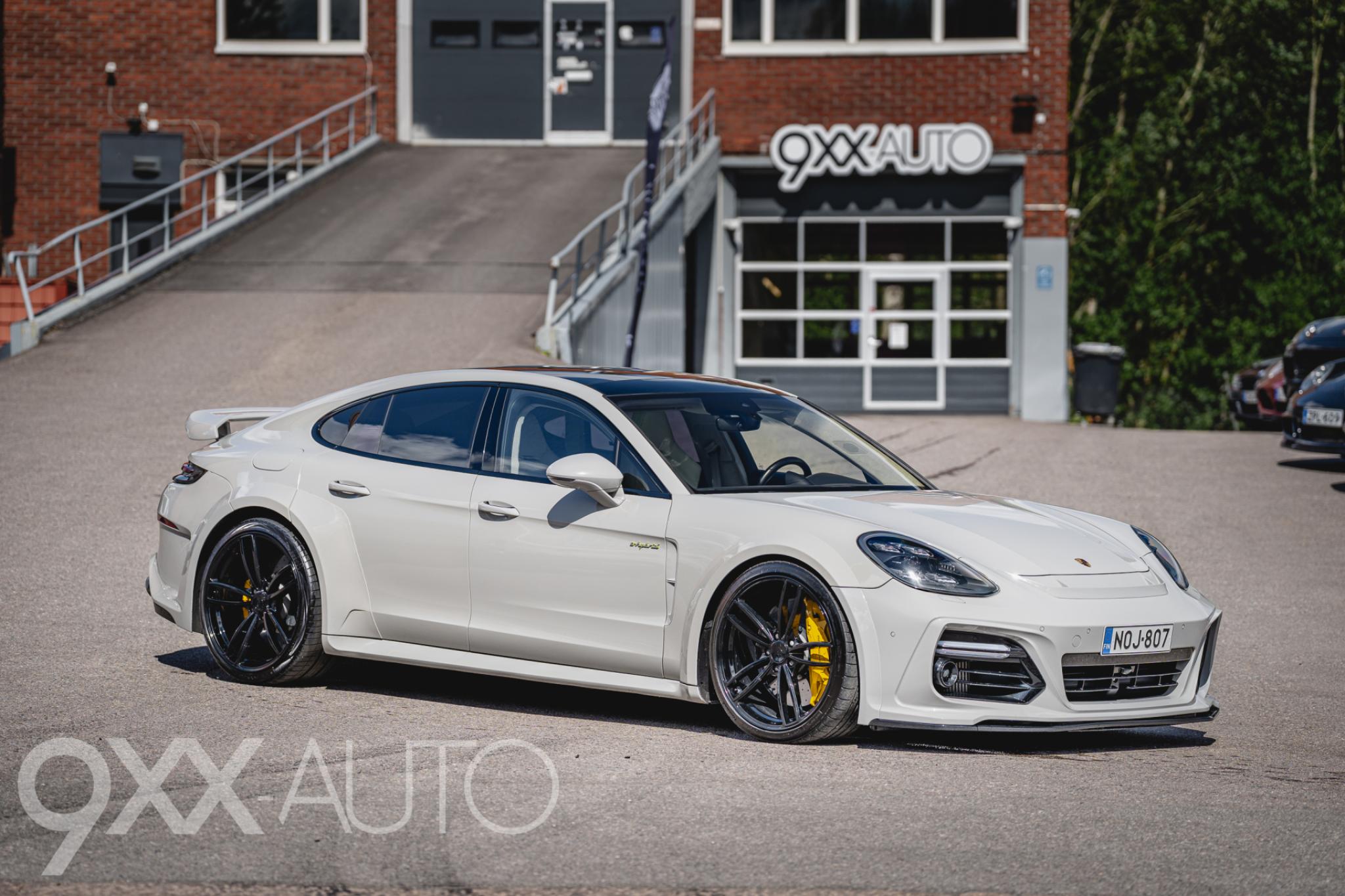 Harmaa Porsche Panamera