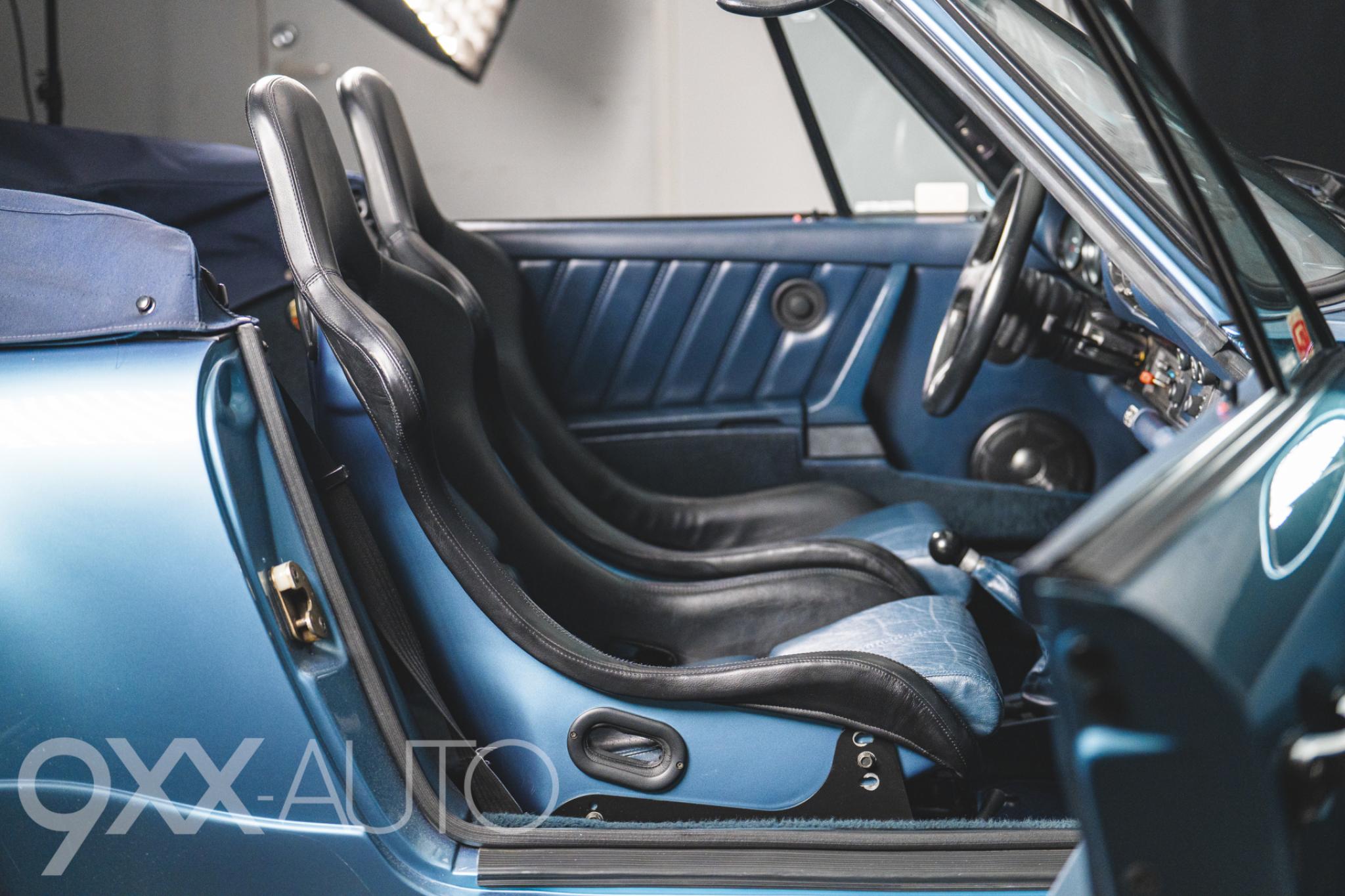 Sininen Porsche 911 Widebody Strosek