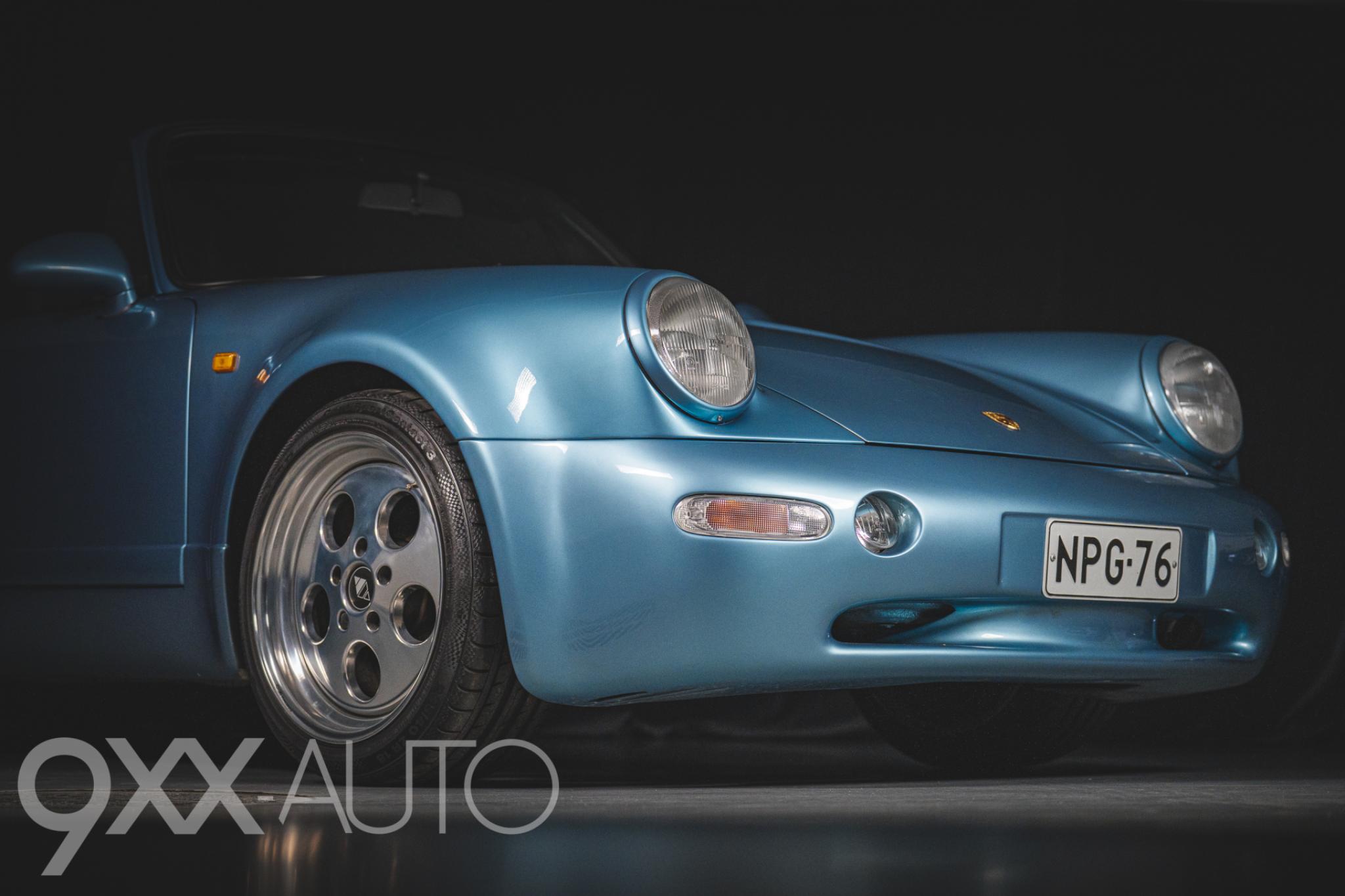Sininen Porsche 911 Widebody Strosek