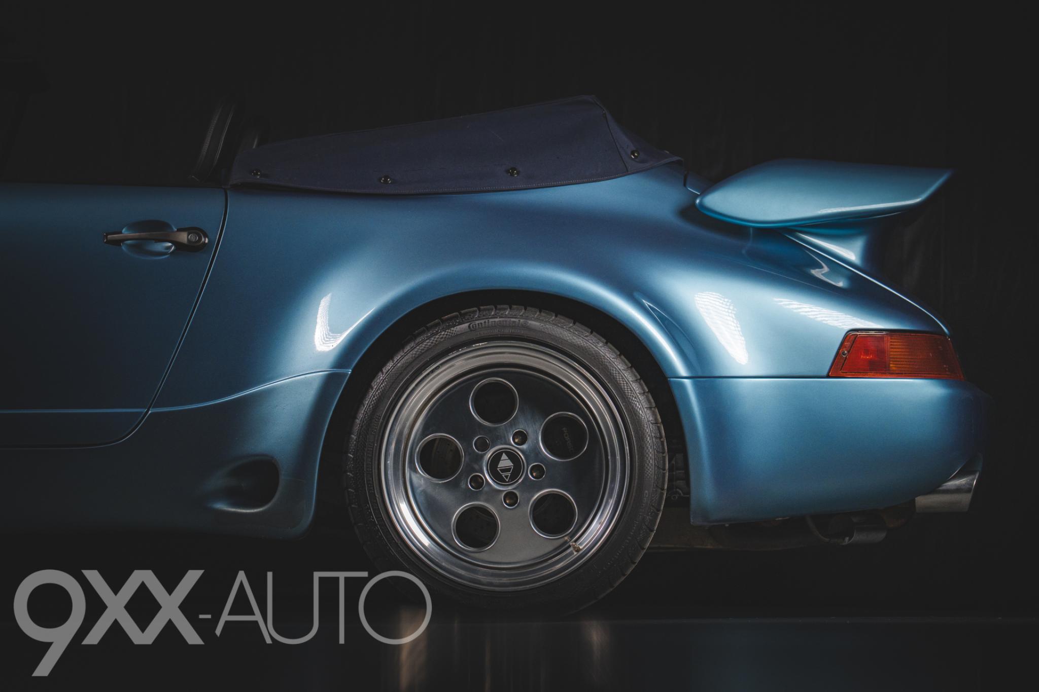 Sininen Porsche 911 Widebody Strosek