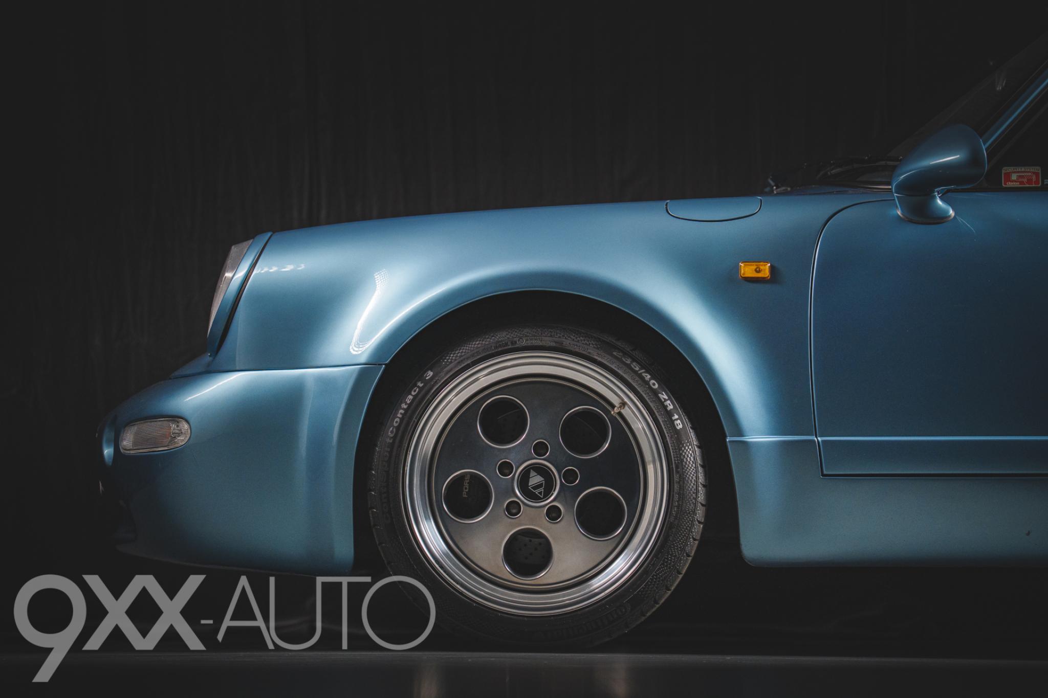 Sininen Porsche 911 Widebody Strosek