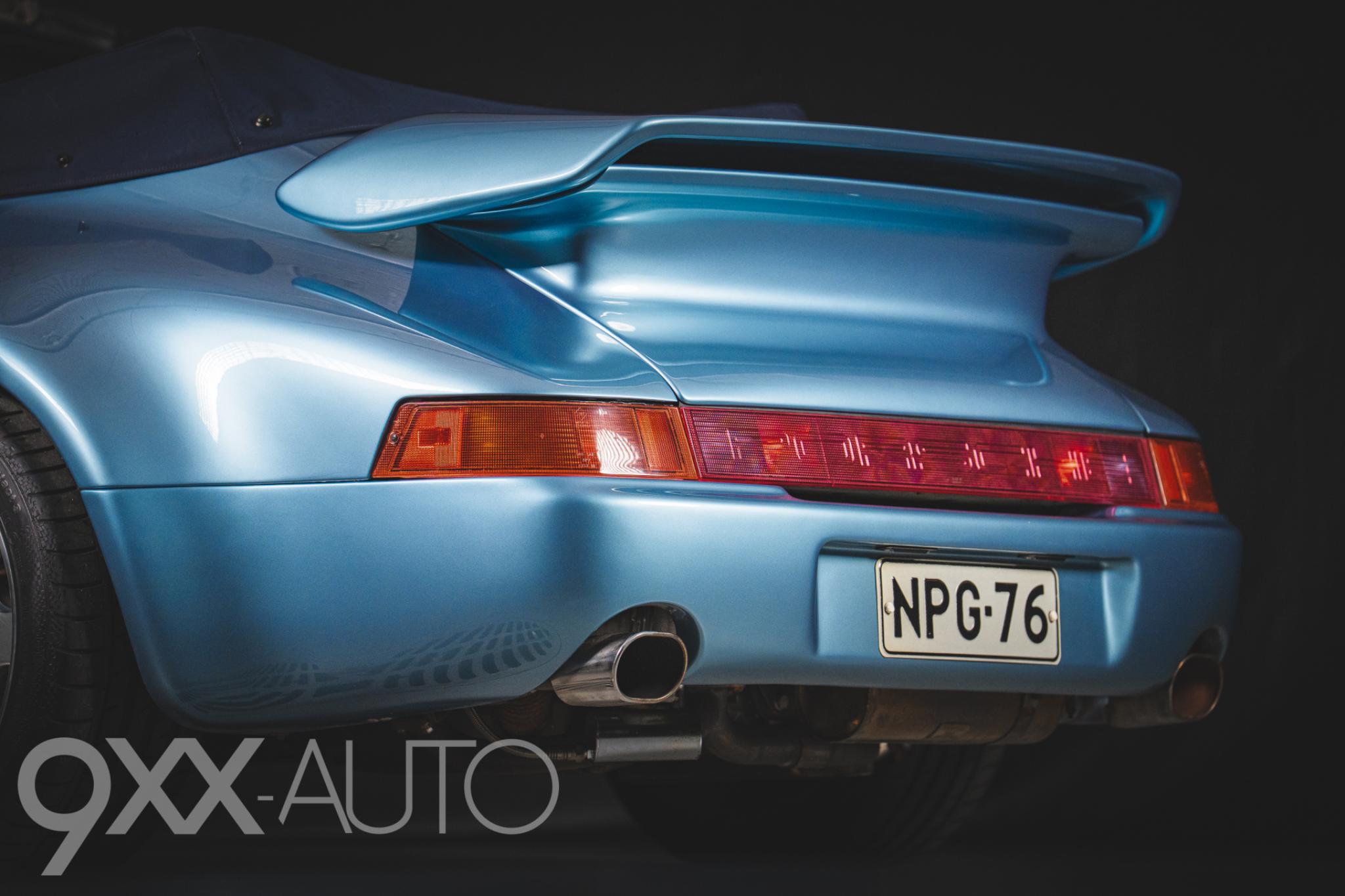 Sininen Porsche 911 Widebody Strosek