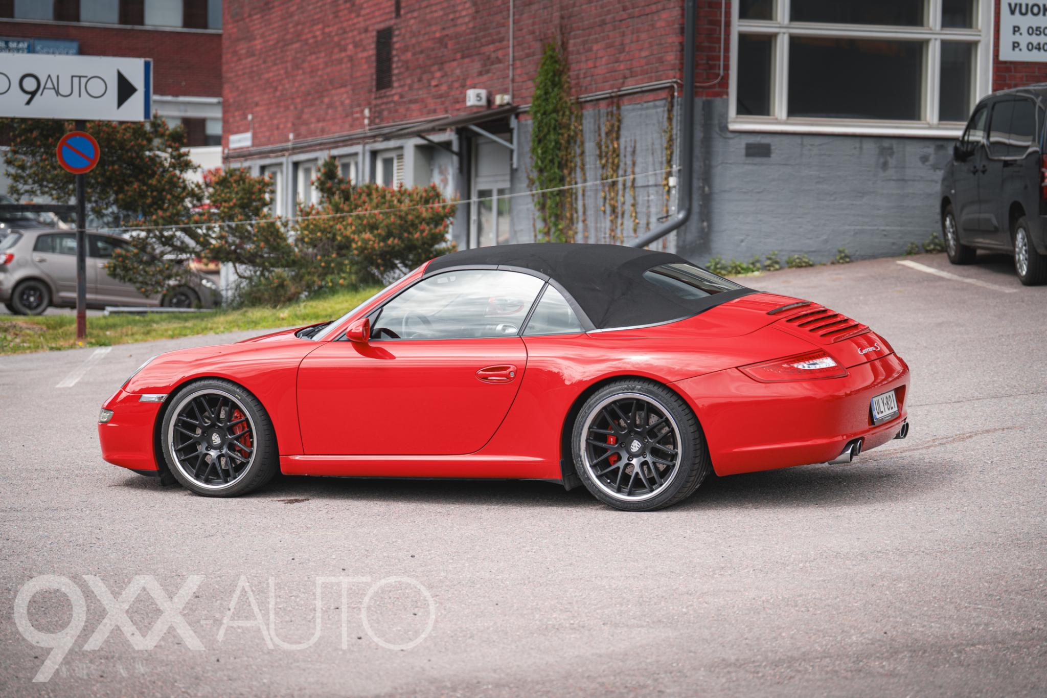 Punainen Porsche 911 997 Carrera S Cabrio Tiptronic