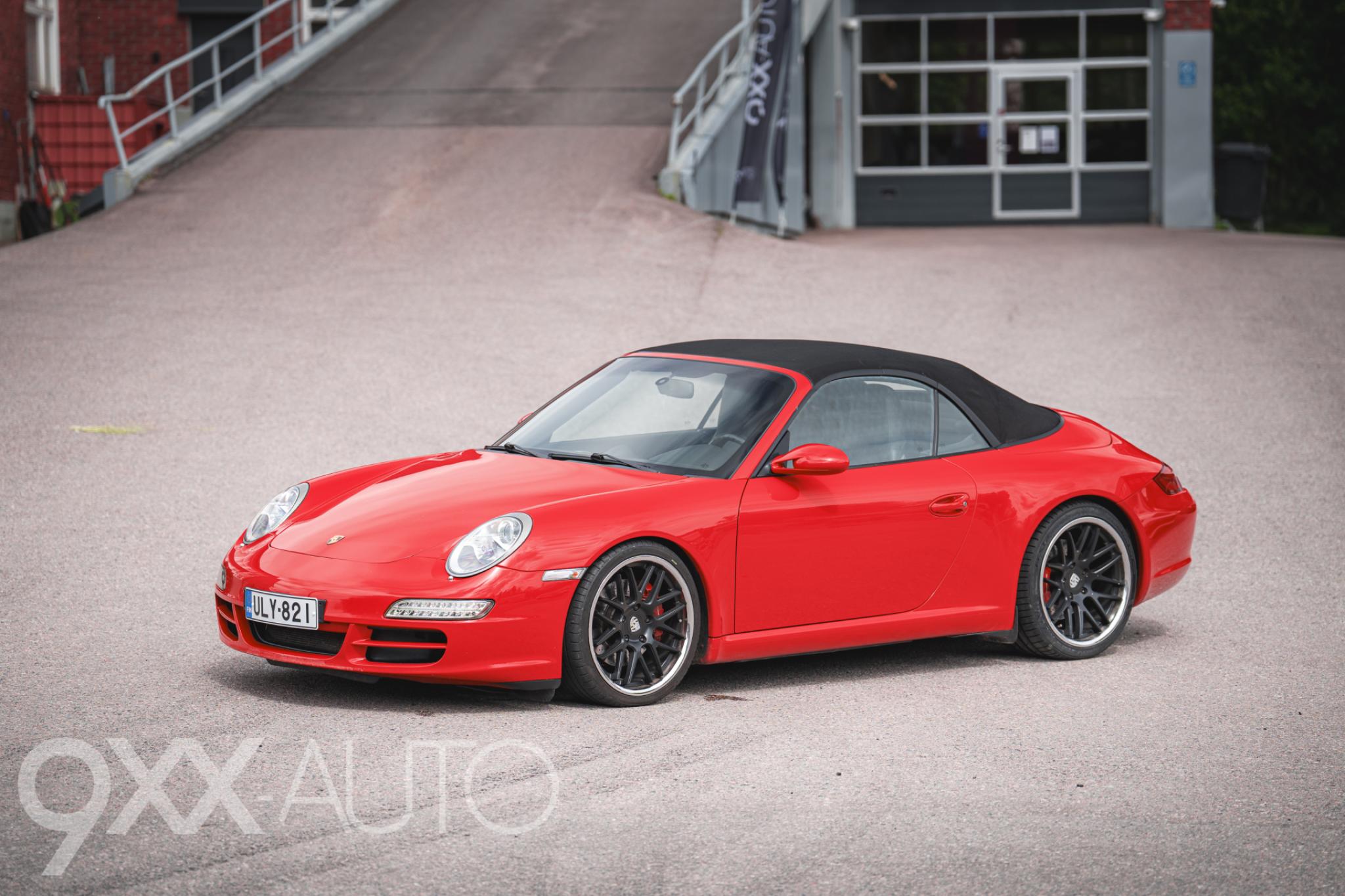 Punainen Porsche 911 997 Carrera S Cabrio Tiptronic