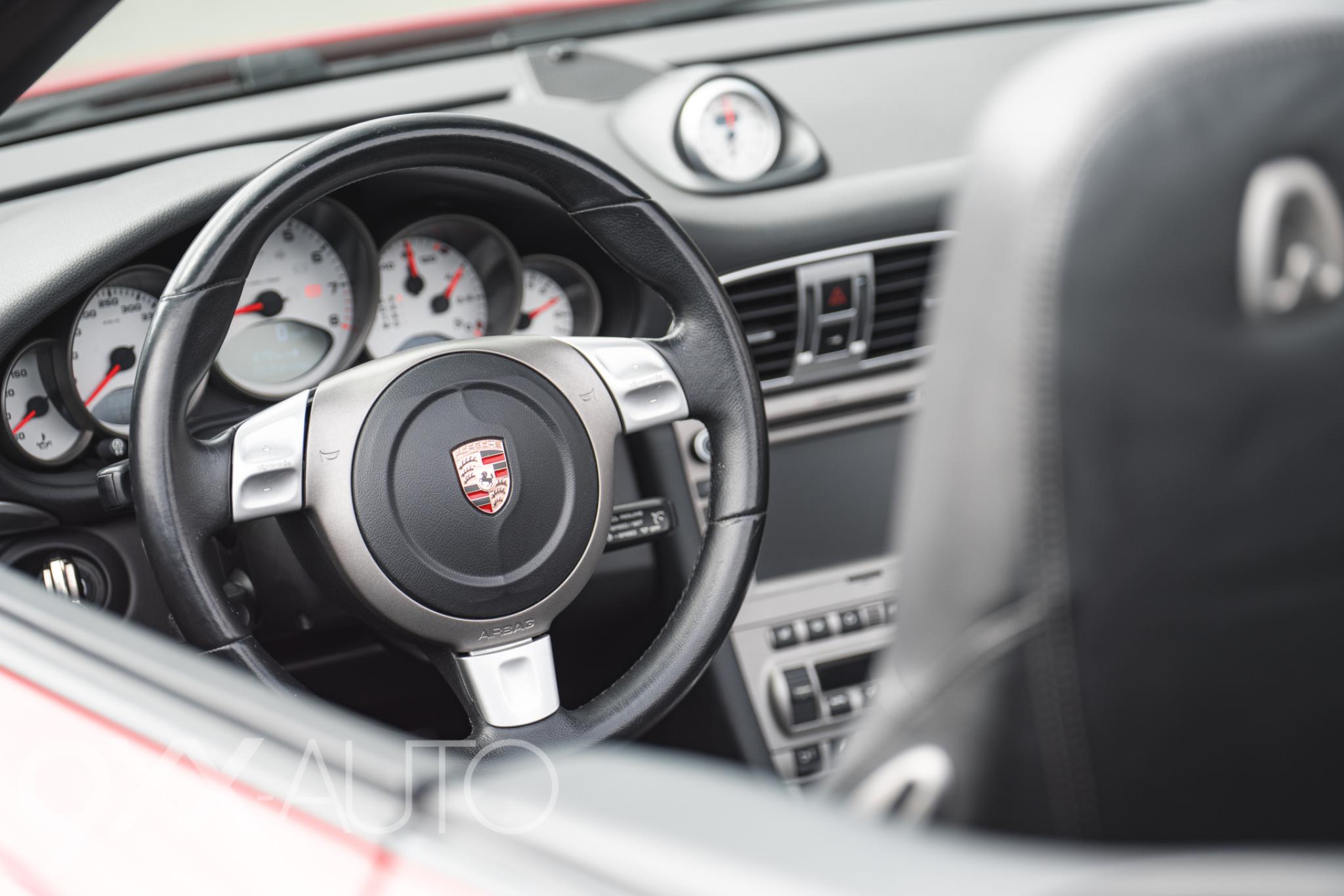 Punainen Porsche 911 997 Carrera S Cabrio Tiptronic