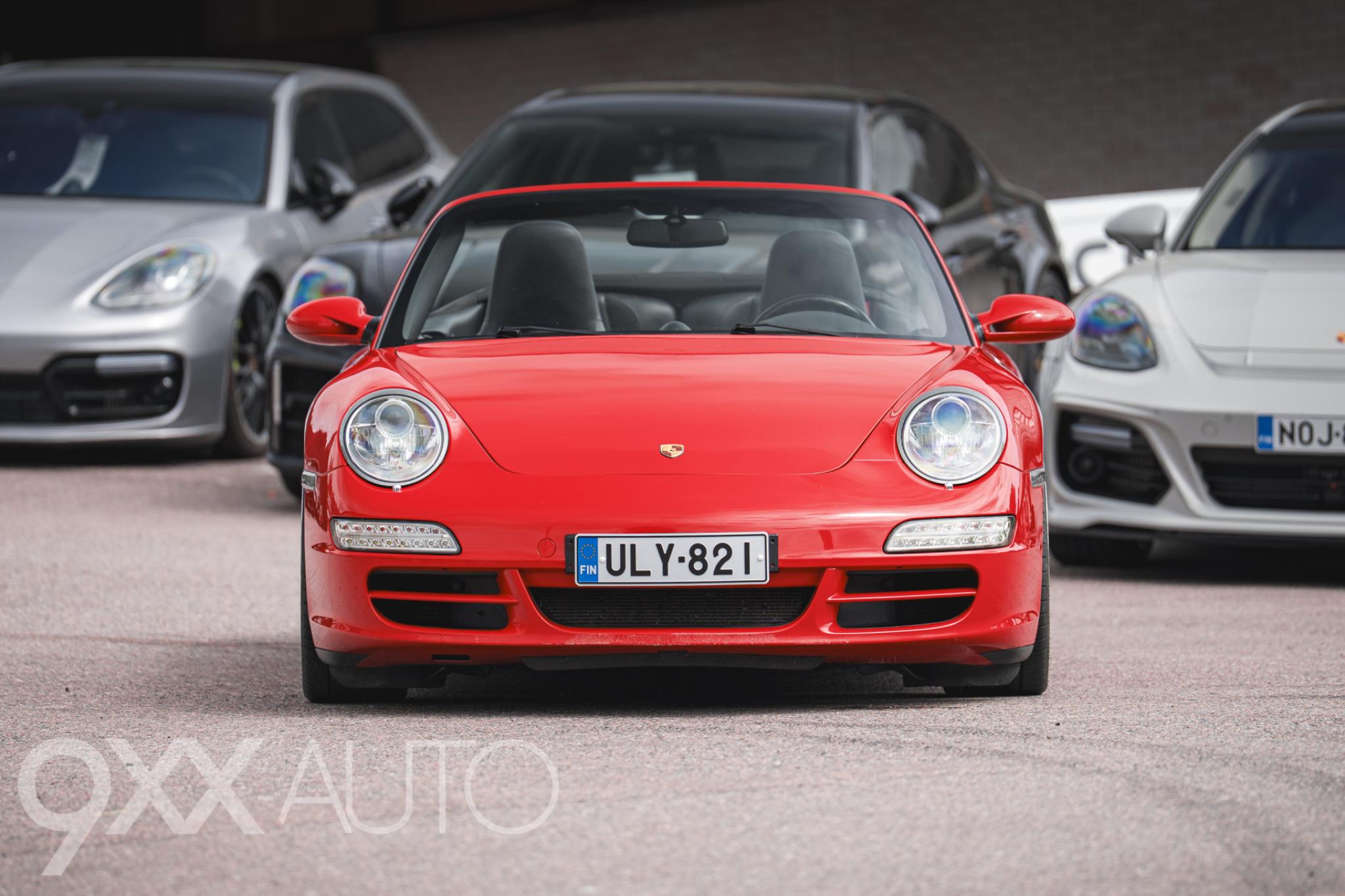 Punainen Porsche 911 997 Carrera S Cabrio Tiptronic
