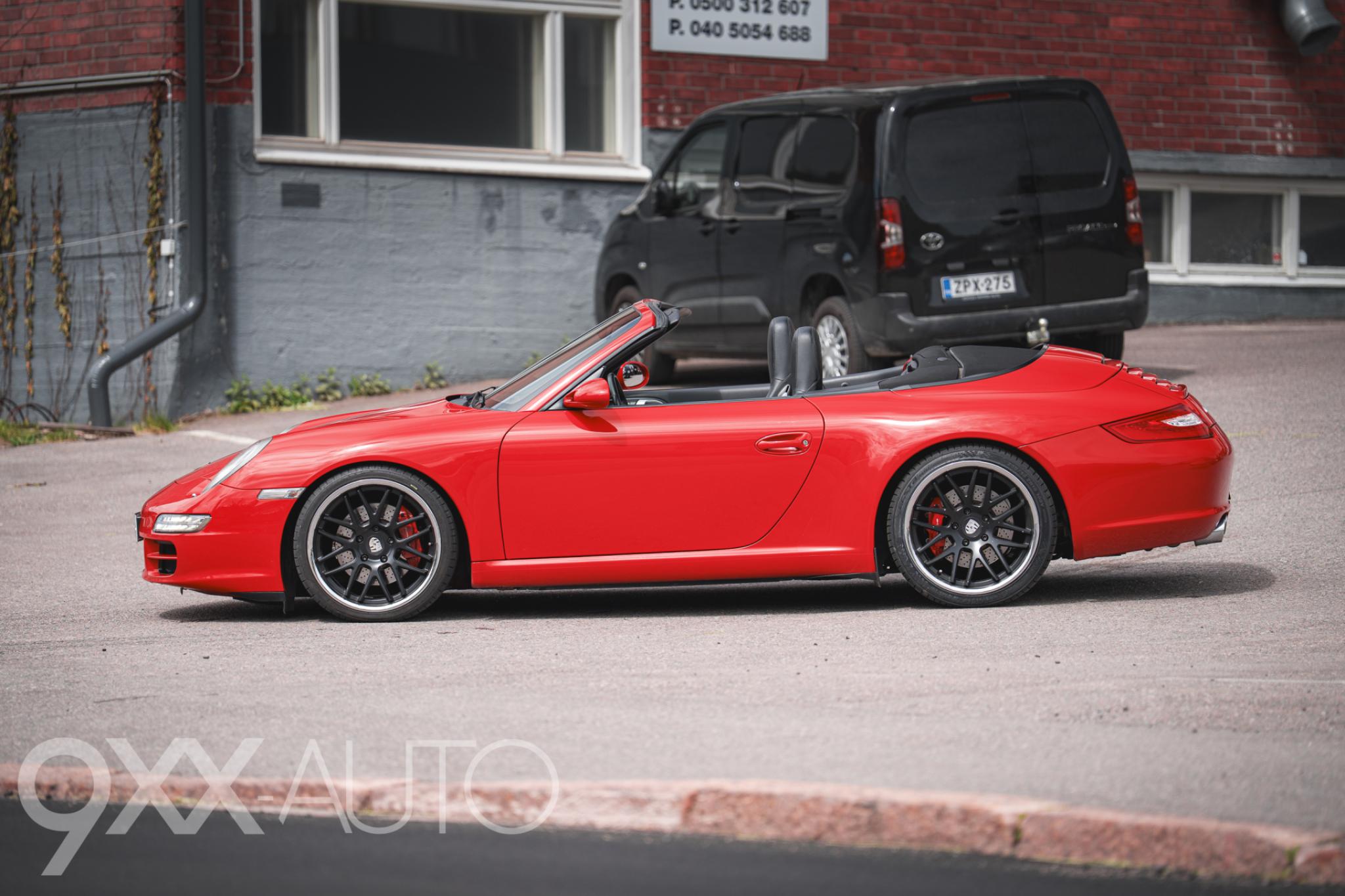 Punainen Porsche 911 997 Carrera S Cabrio Tiptronic