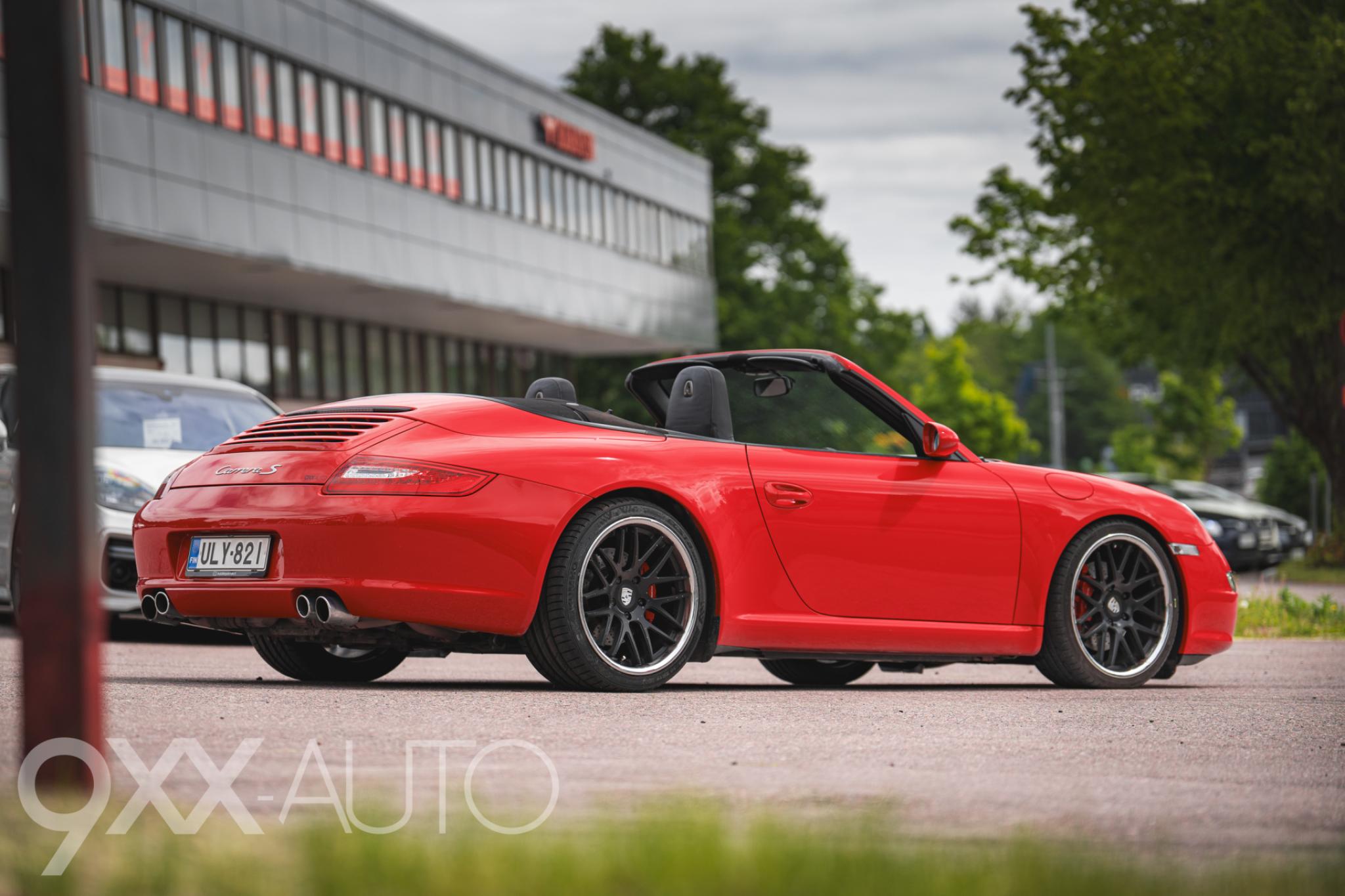 Punainen Porsche 911 997 Carrera S Cabrio Tiptronic