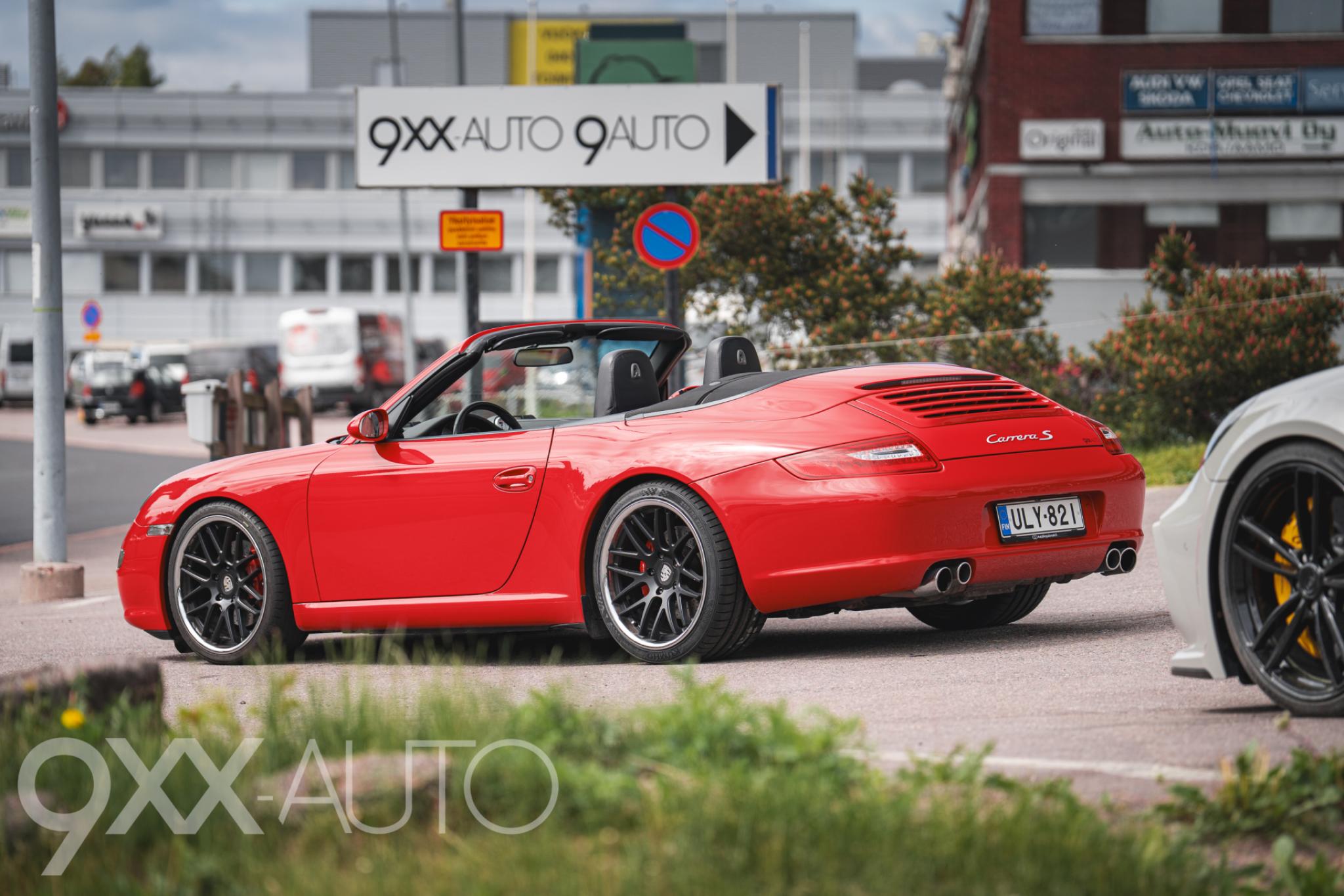Punainen Porsche 911 997 Carrera S Cabrio Tiptronic