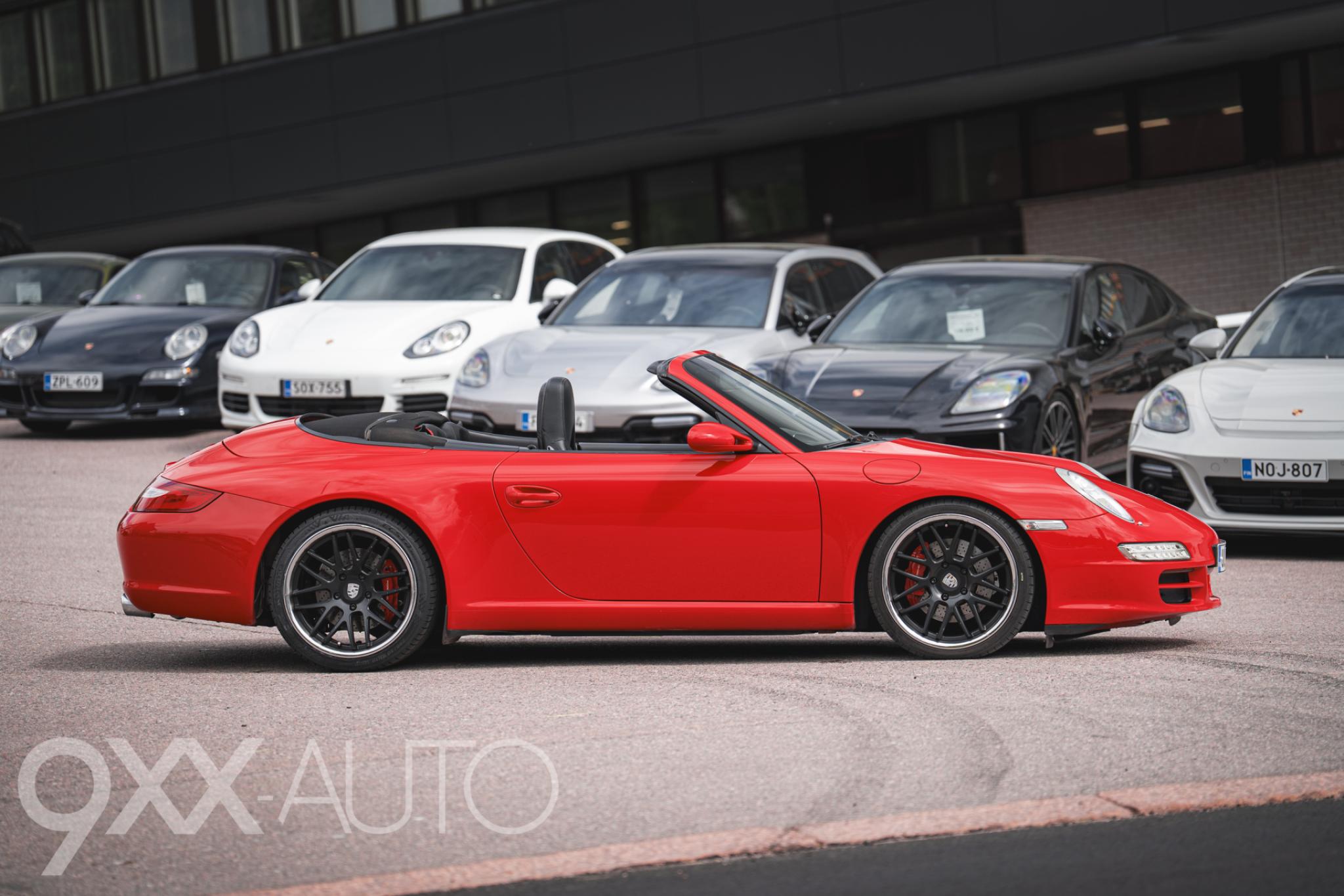 Punainen Porsche 911 997 Carrera S Cabrio Tiptronic