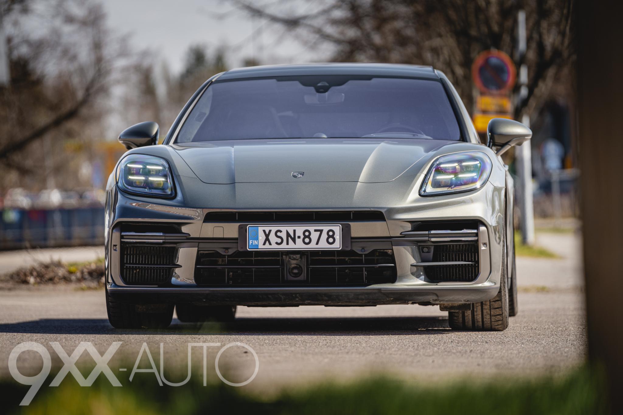 Vihreä Porsche Panamera Turbo e-Hybrid