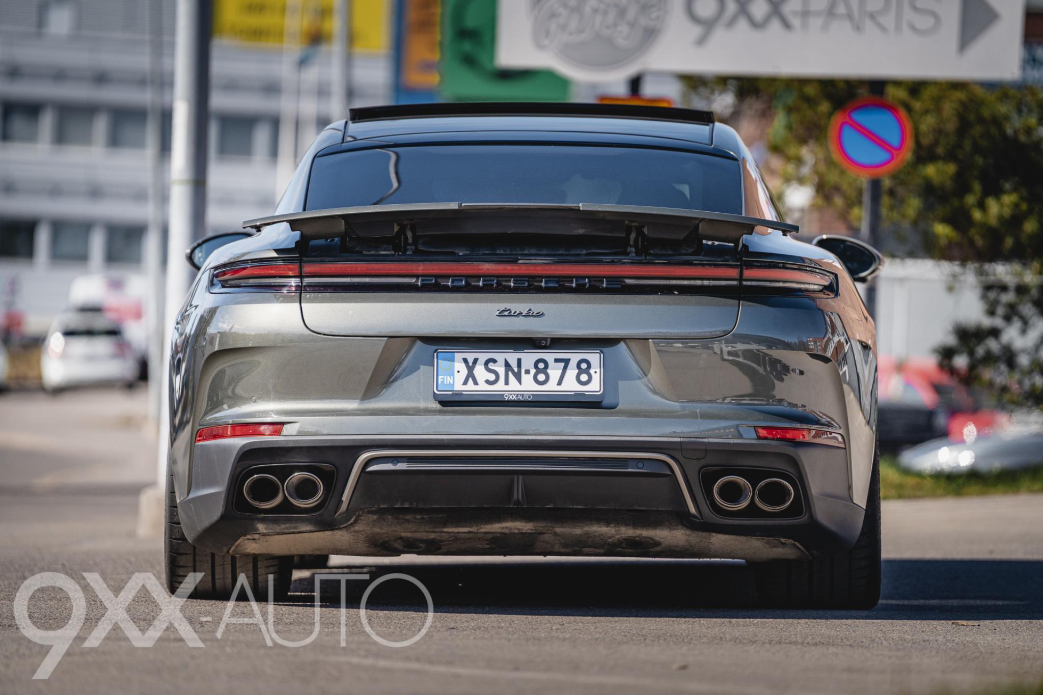 Vihreä Porsche Panamera Turbo e-Hybrid