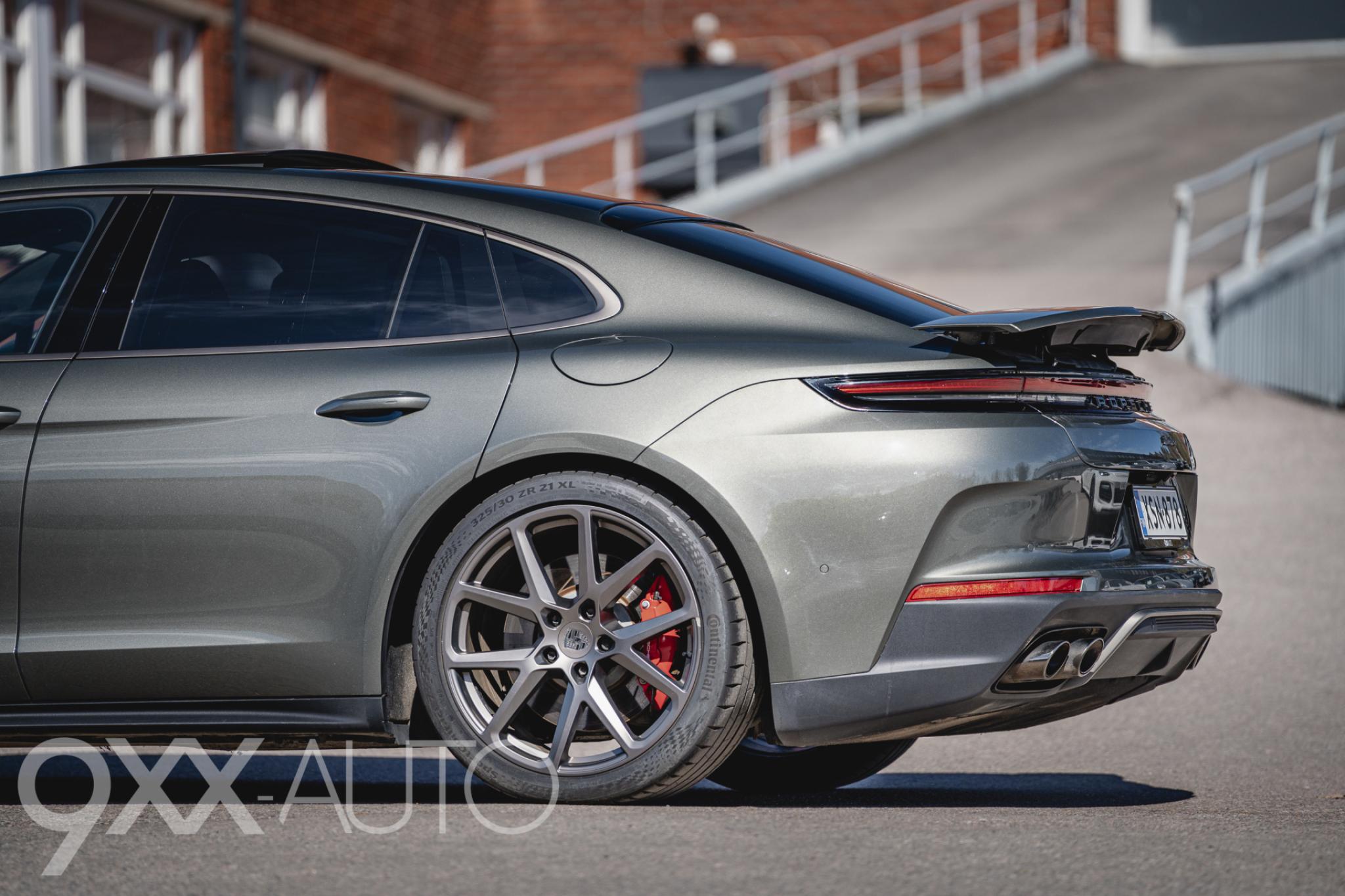 Vihreä Porsche Panamera Turbo e-Hybrid