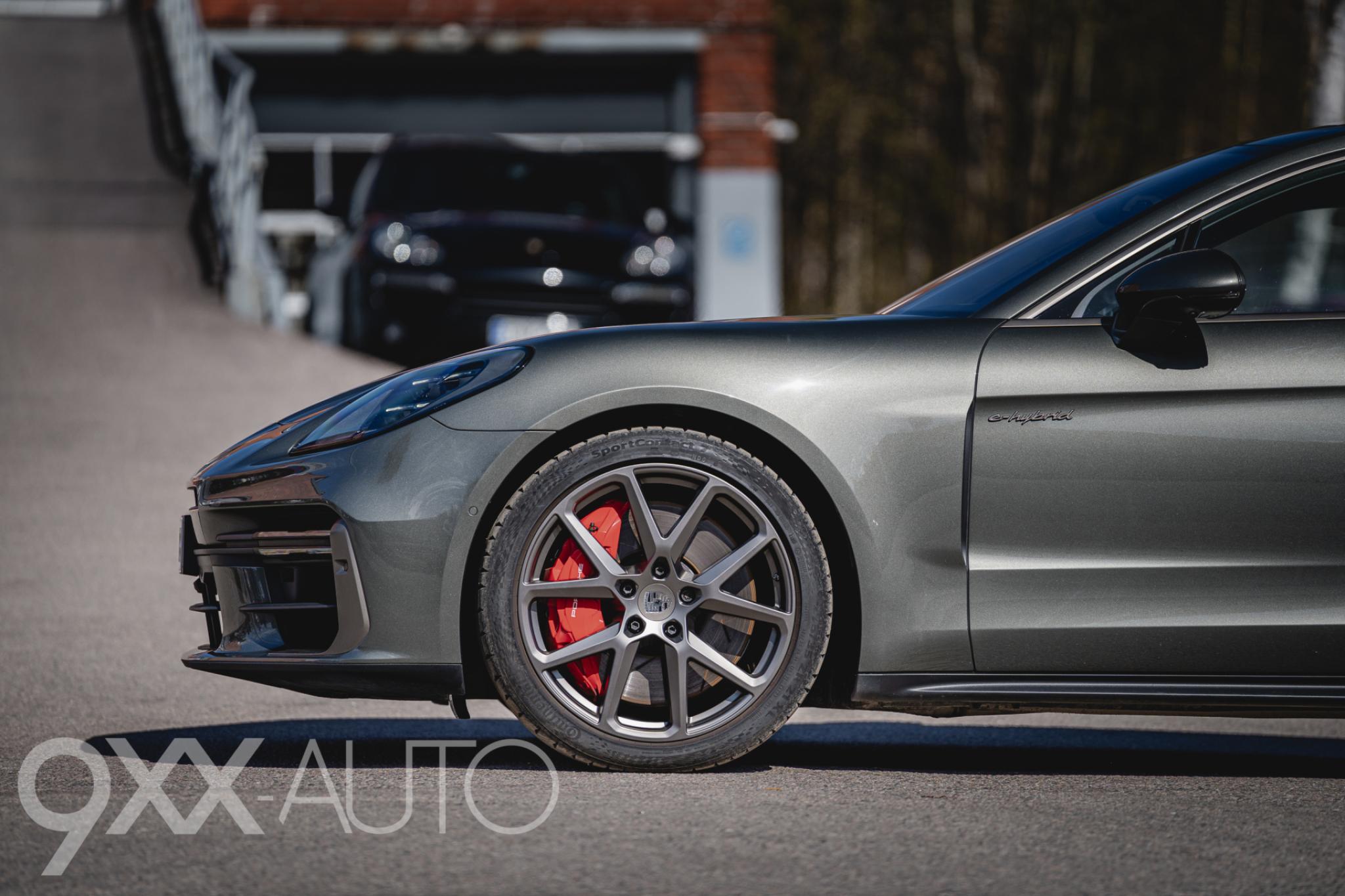 Vihreä Porsche Panamera Turbo e-Hybrid