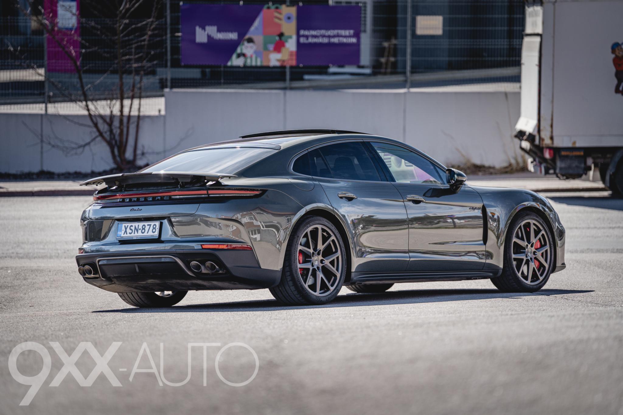 Vihreä Porsche Panamera Turbo e-Hybrid