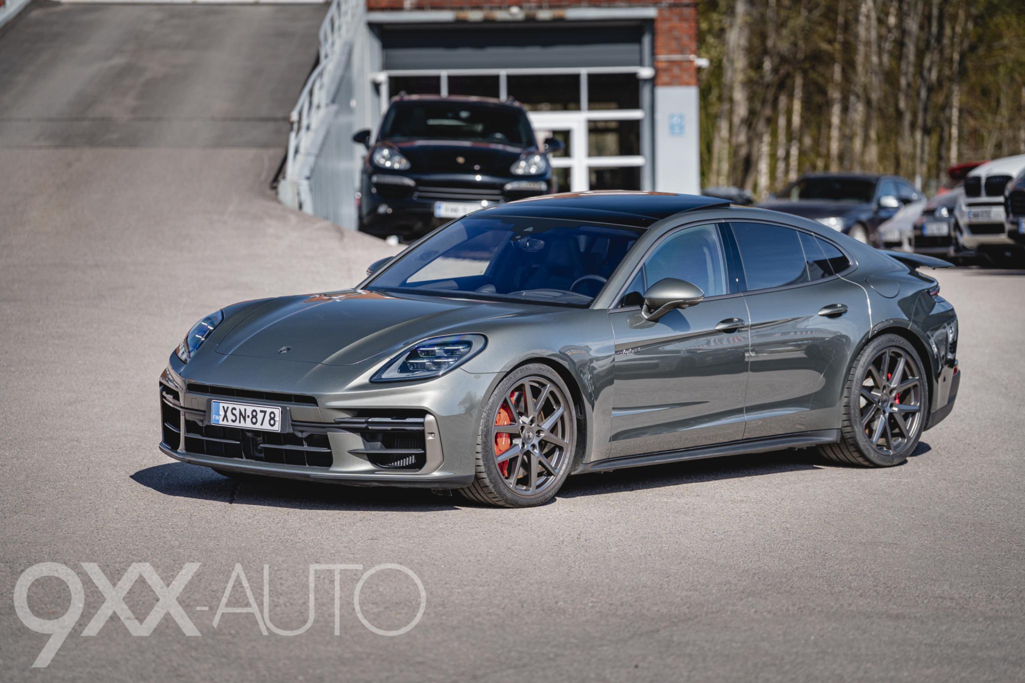 Vihreä Porsche Panamera Turbo e-Hybrid