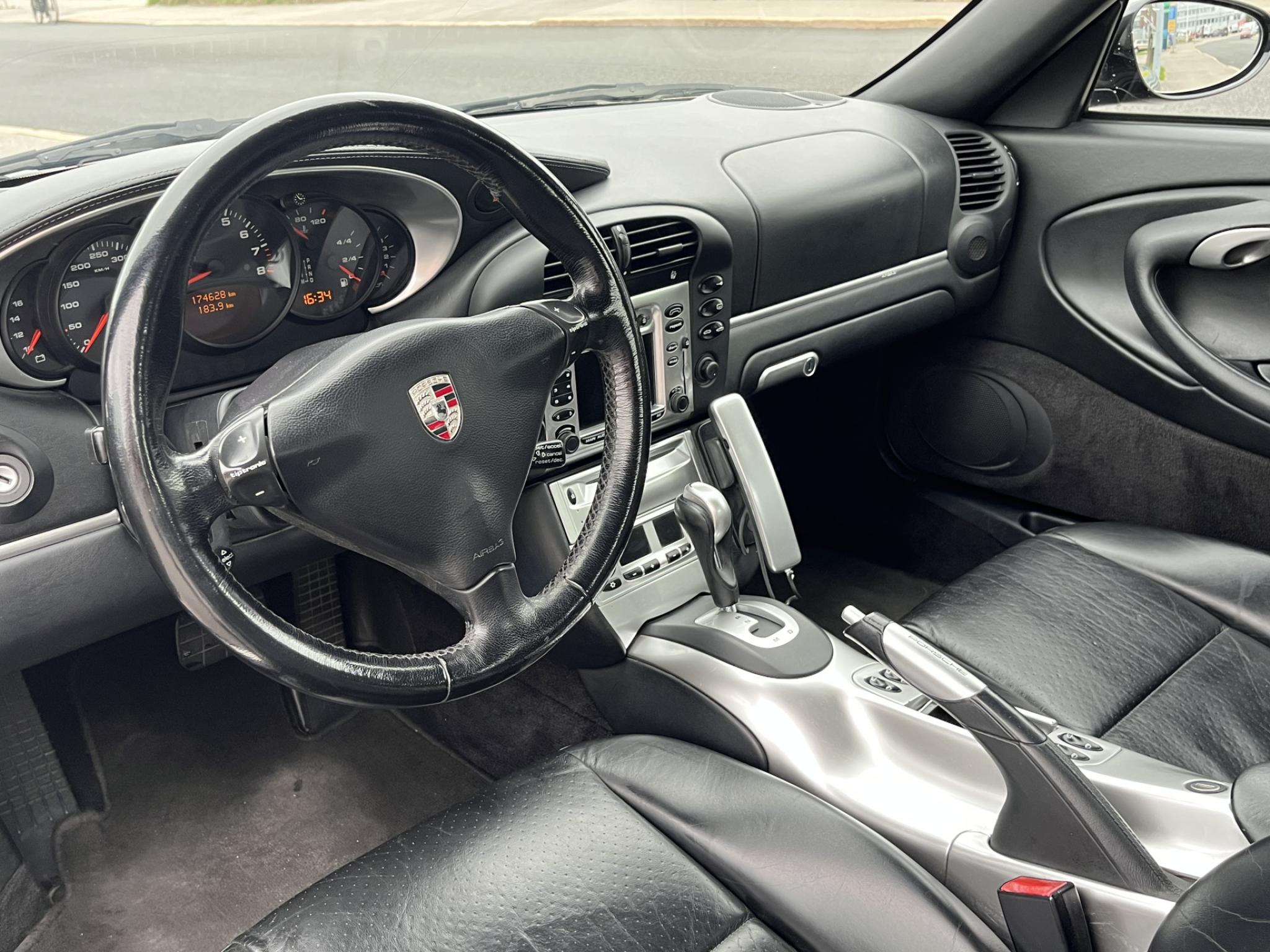 Musta Porsche 911 996 Cabrio Tiptronic