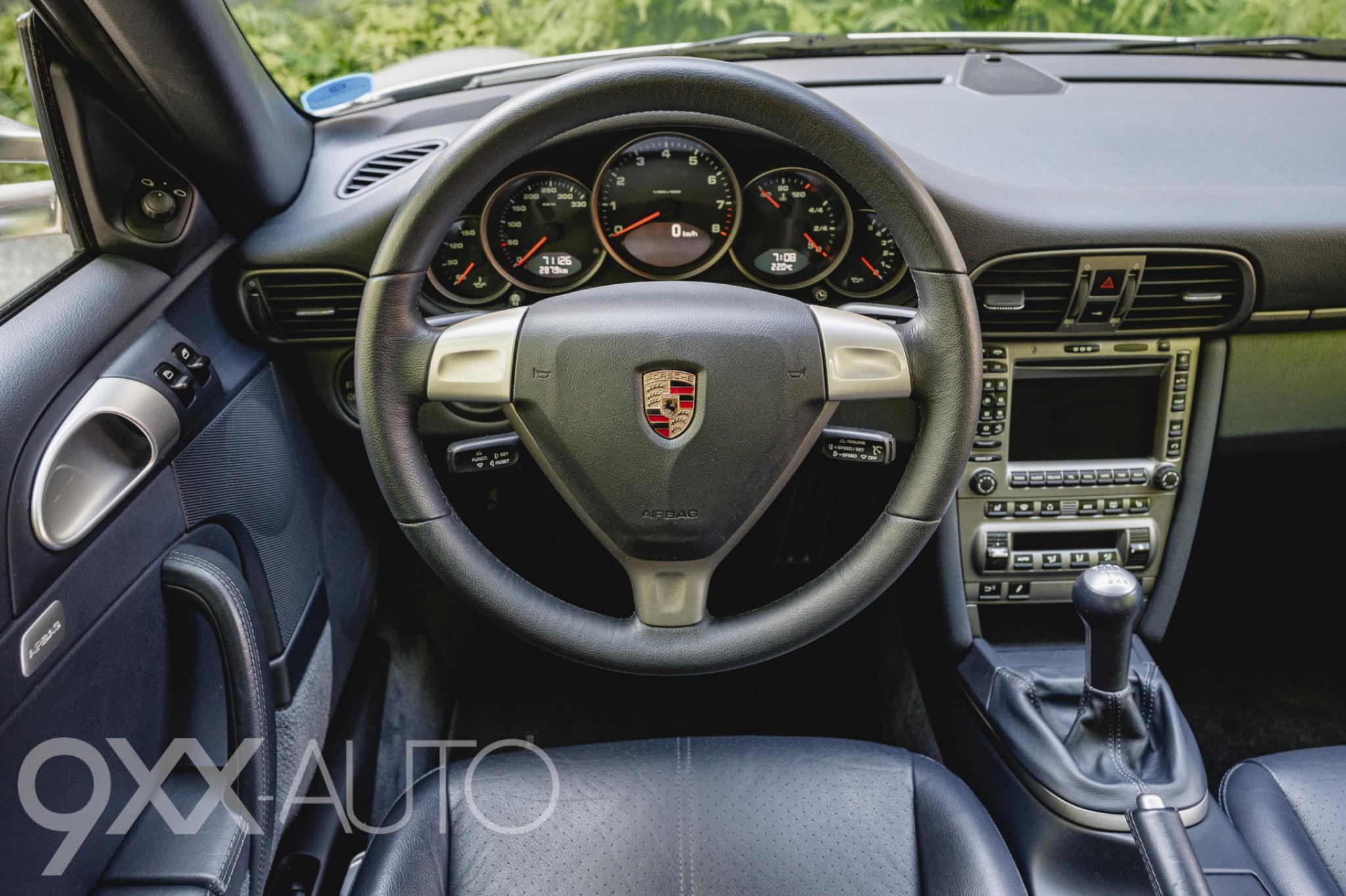 Harmaa Porsche 911 997 C2 Manuaali
