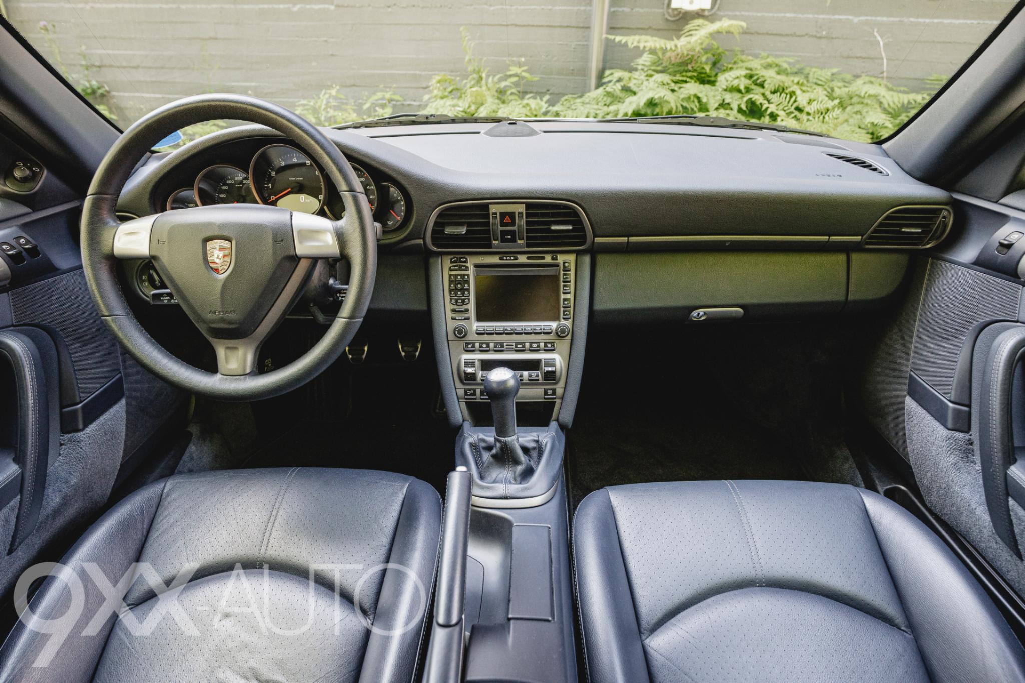 Harmaa Porsche 911 997 C2 Manuaali