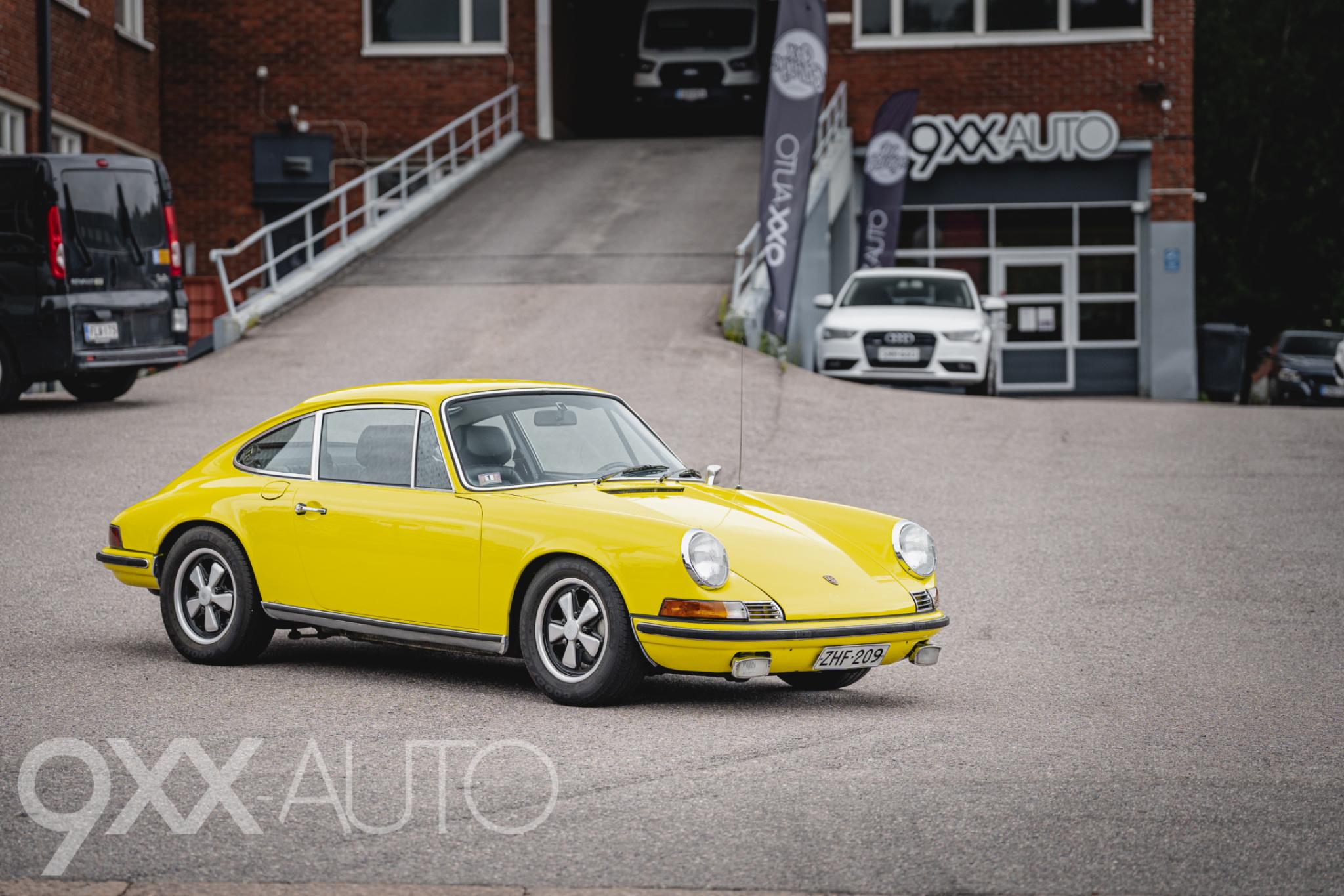 Keltainen Porsche 911