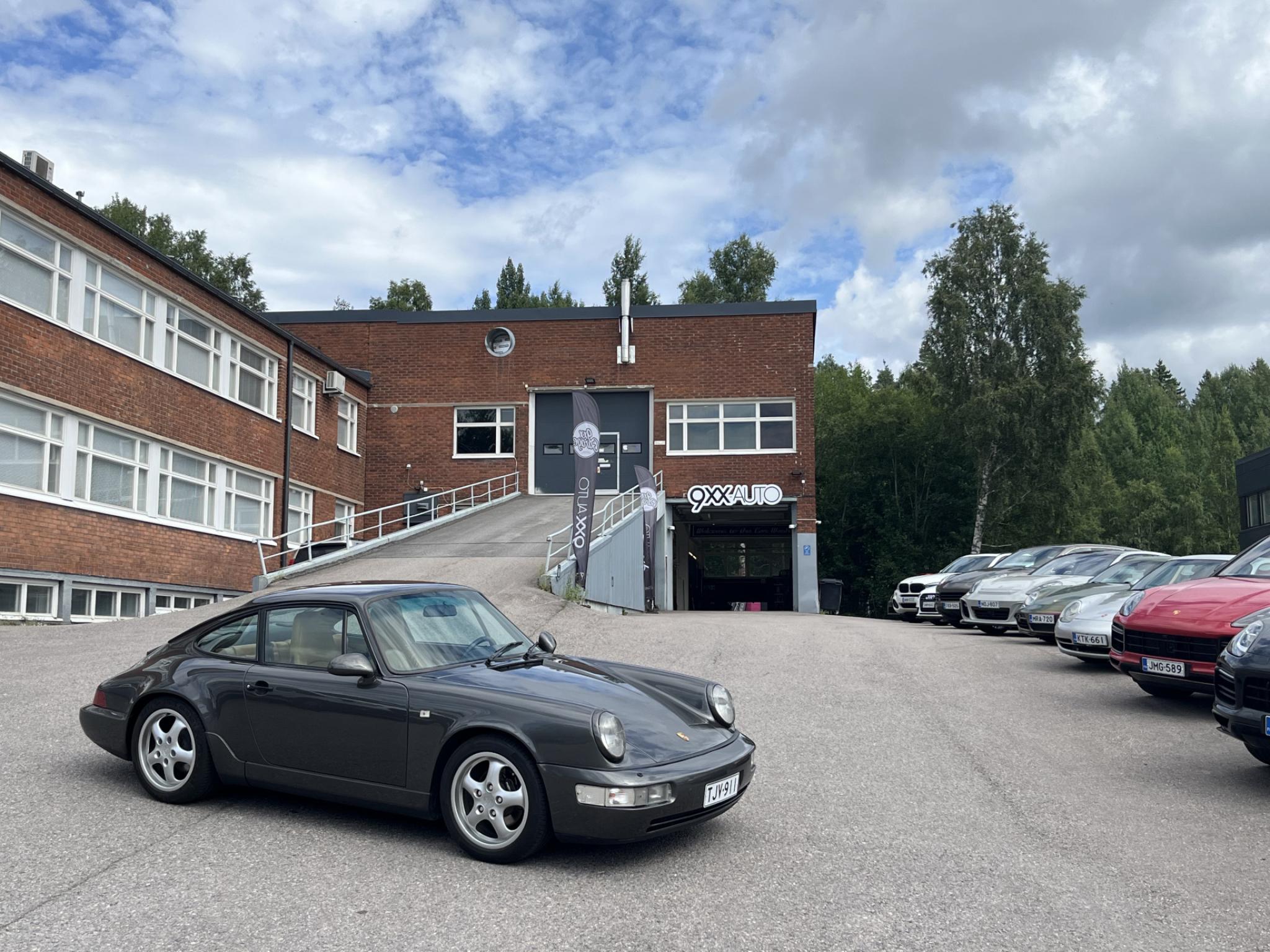 Harmaa Porsche 911