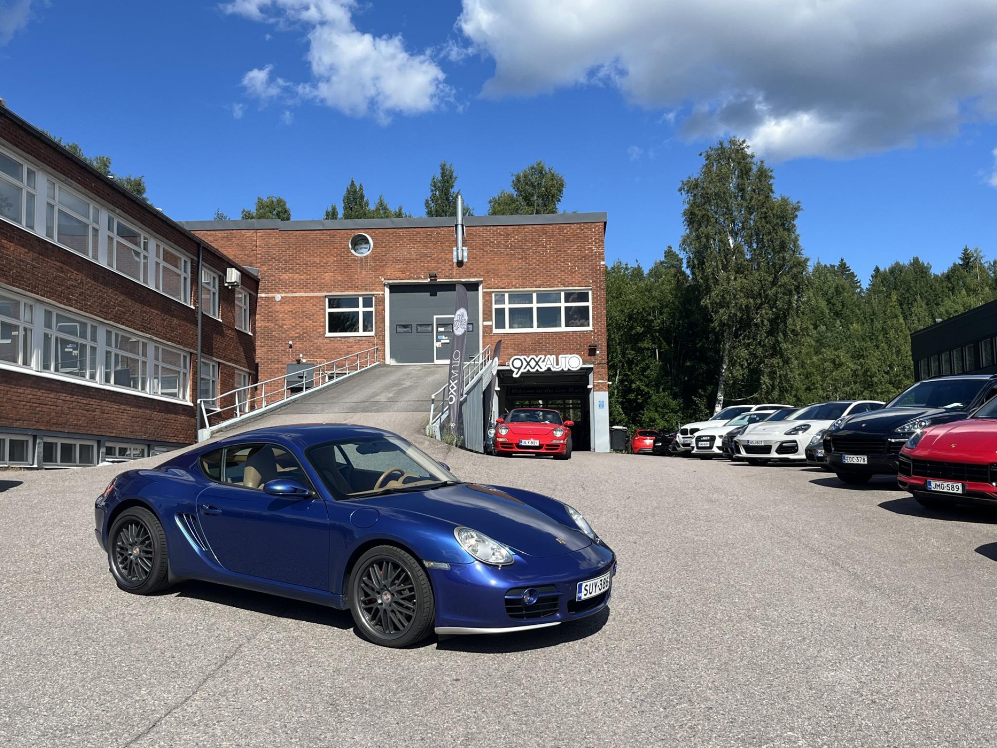 Sininen Porsche Cayman