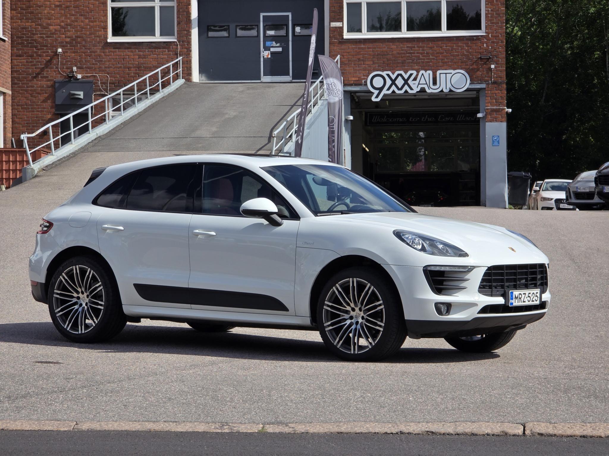 Valkoinen Porsche Macan