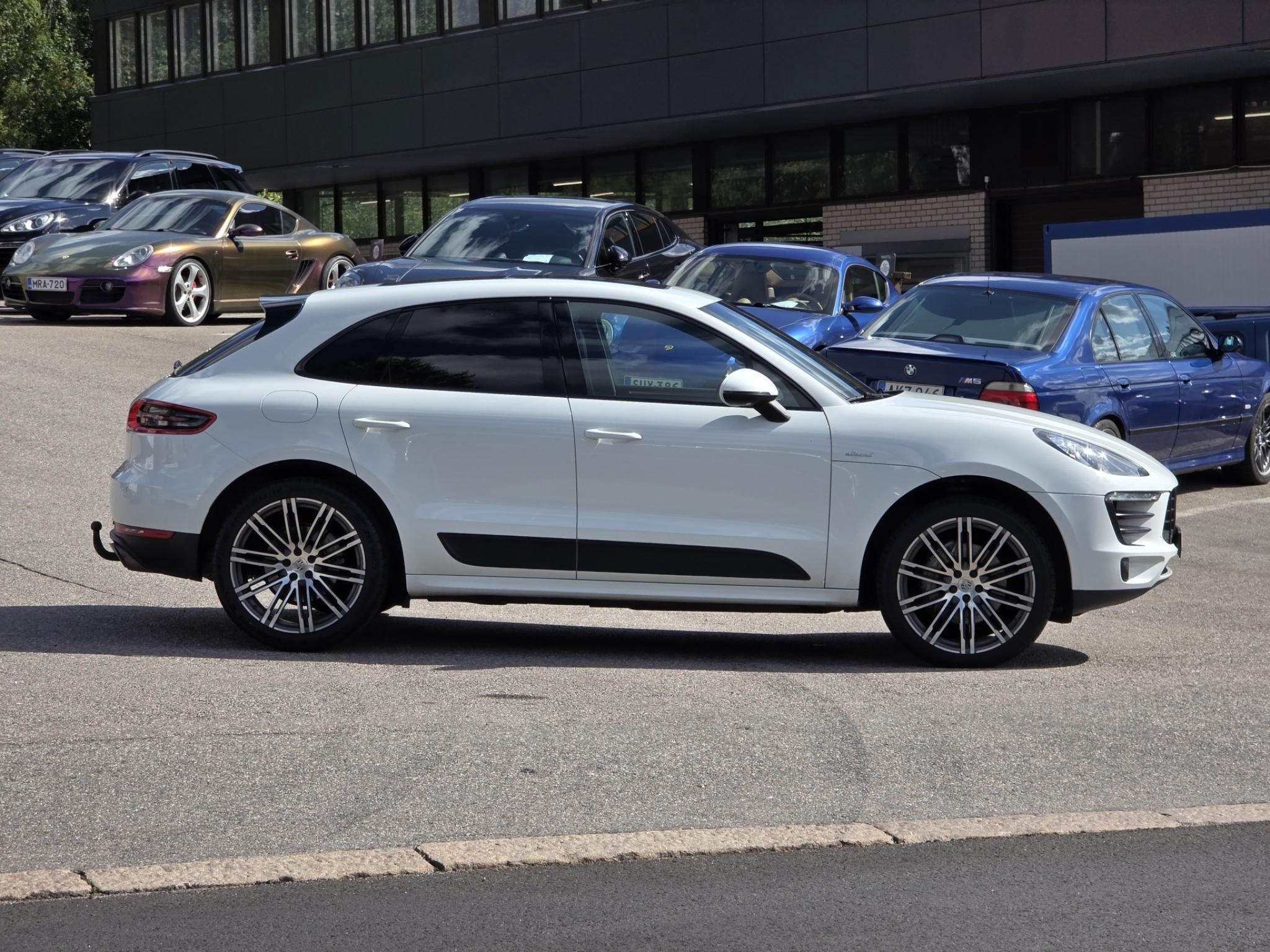Valkoinen Porsche Macan S Diesel 190kW