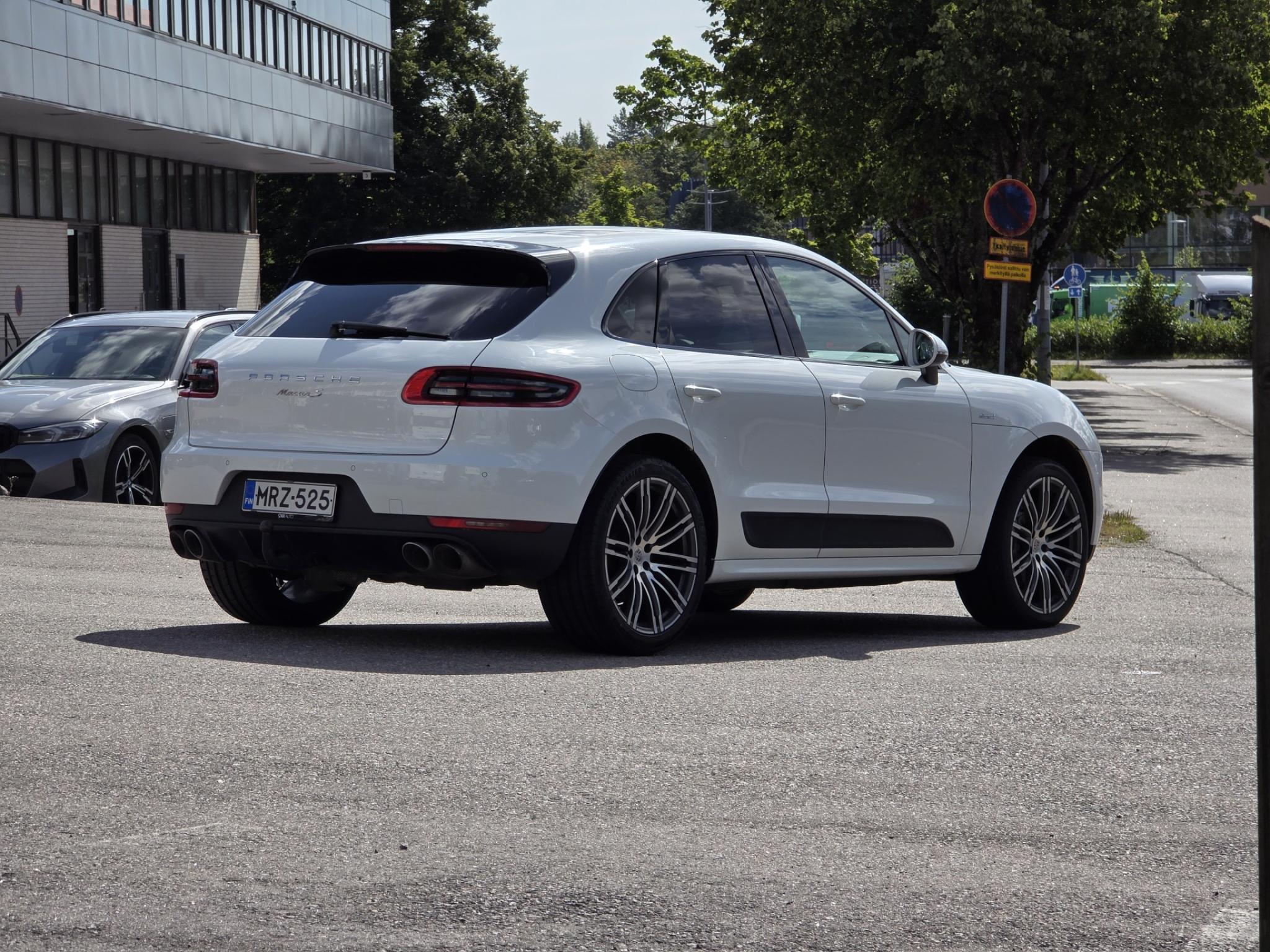 Valkoinen Porsche Macan S Diesel 190kW