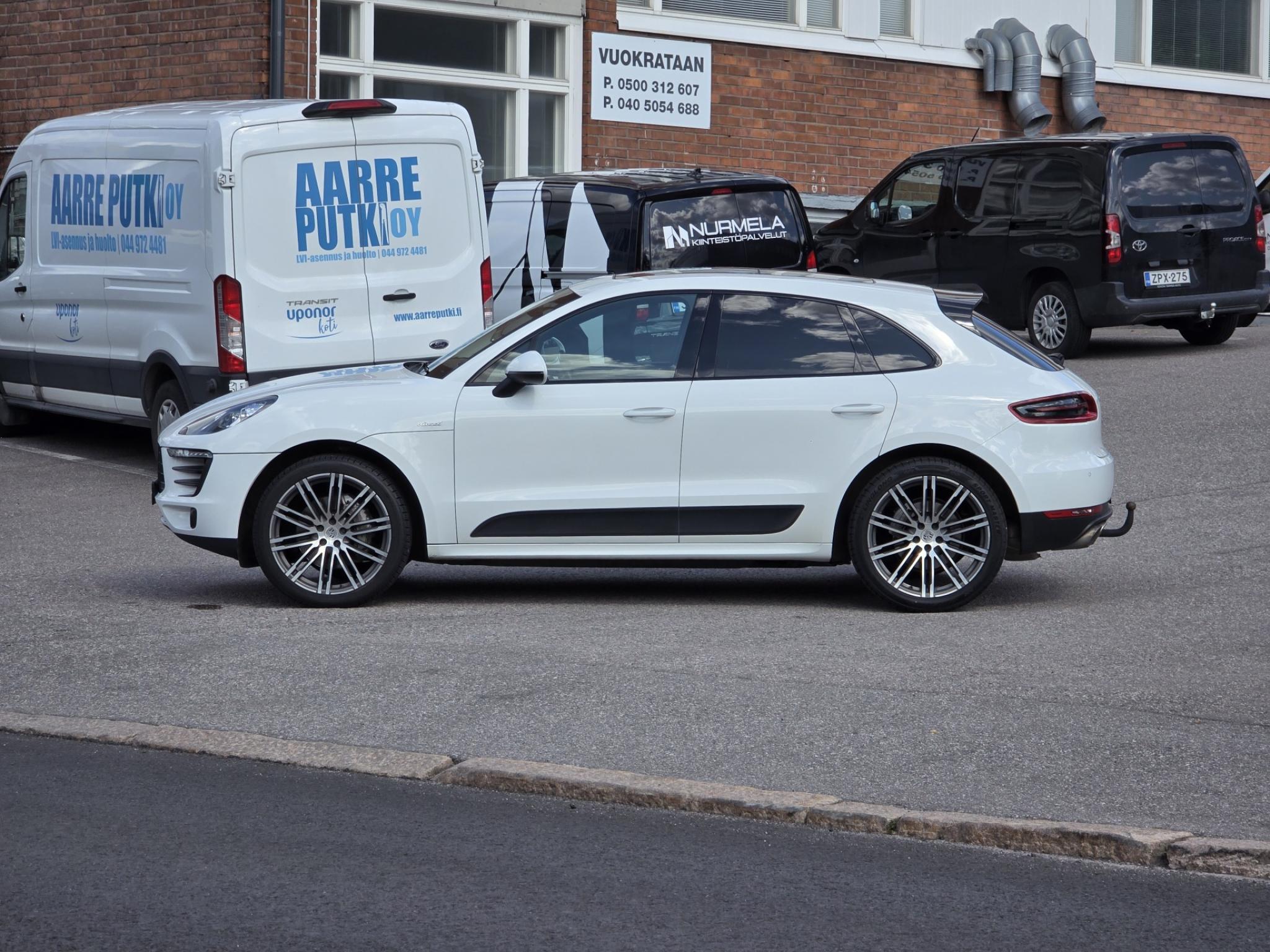 Valkoinen Porsche Macan S Diesel 190kW