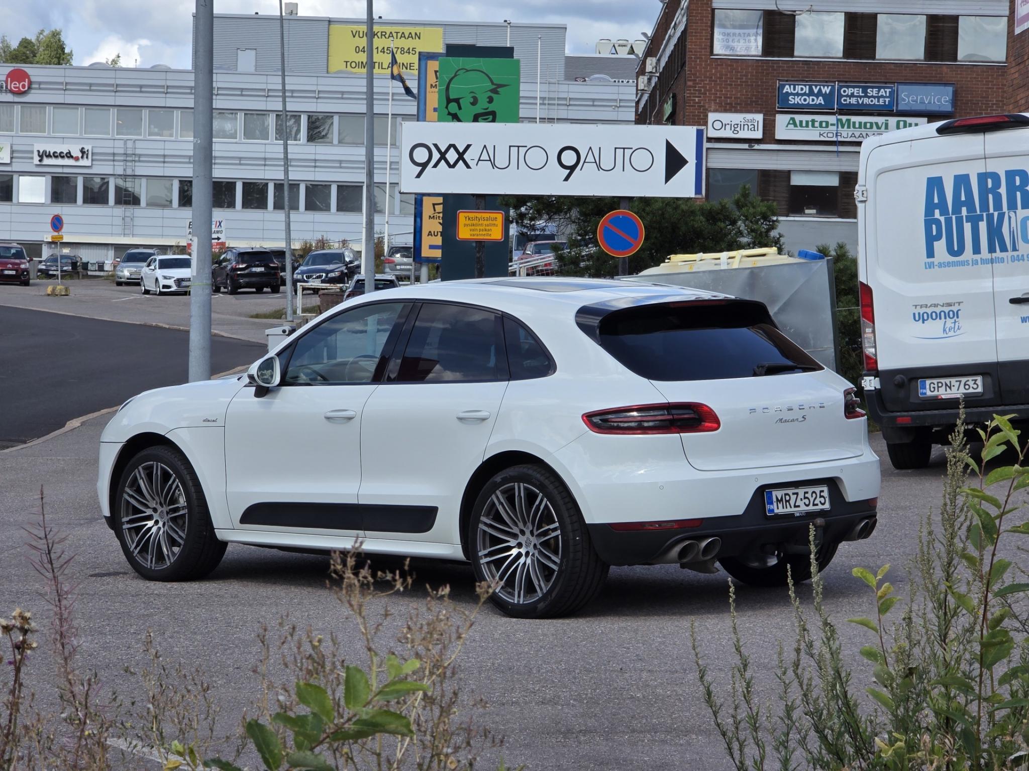 Valkoinen Porsche Macan S Diesel 190kW