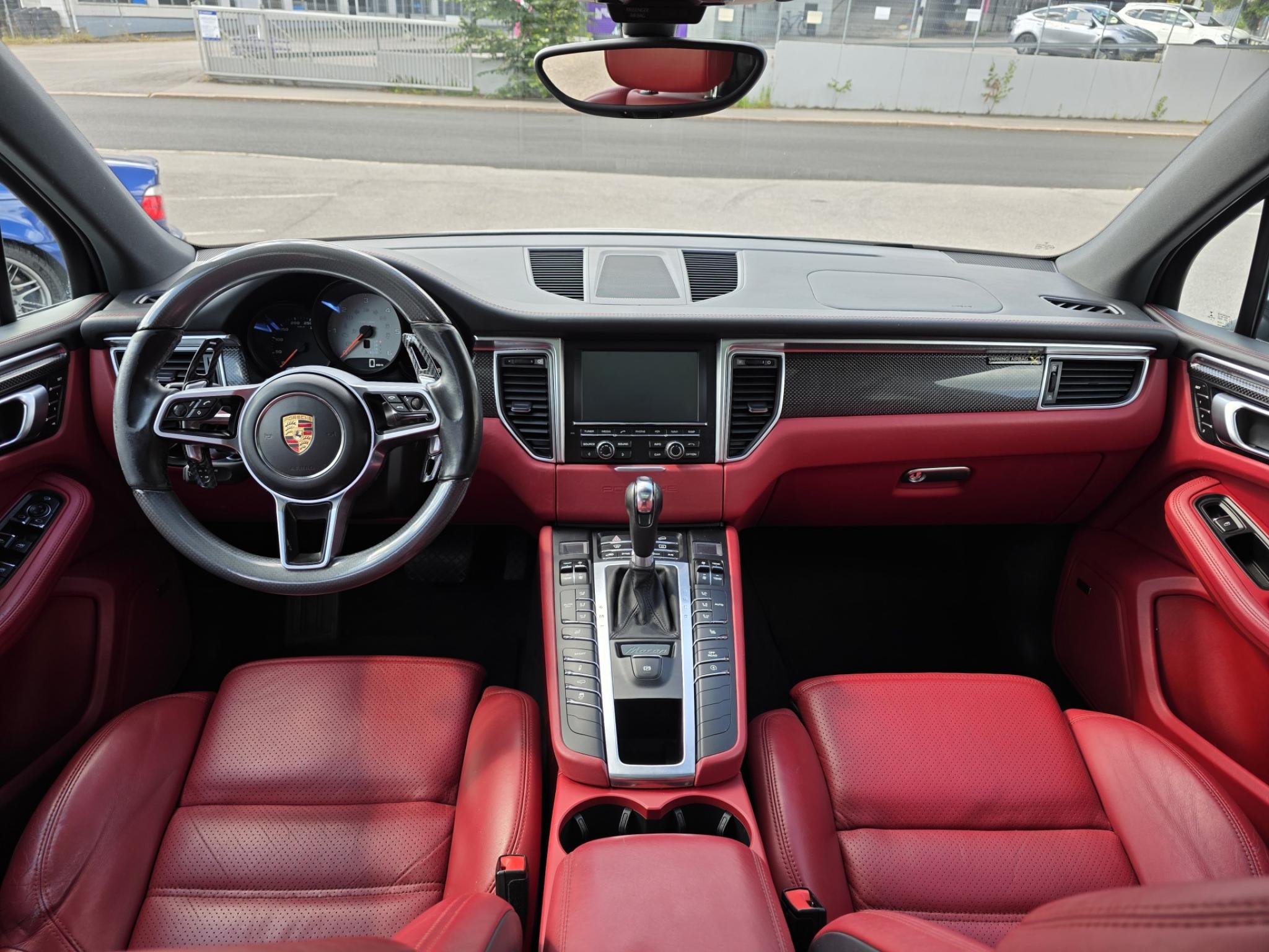 Valkoinen Porsche Macan S Diesel 190kW