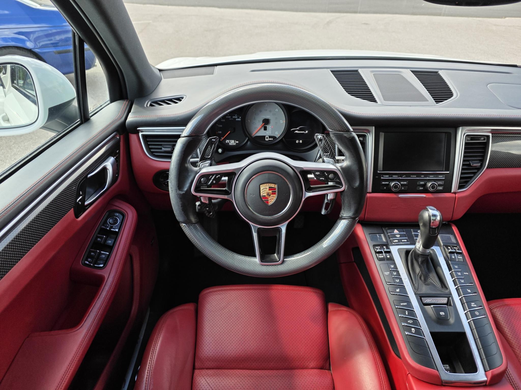 Valkoinen Porsche Macan S Diesel 190kW
