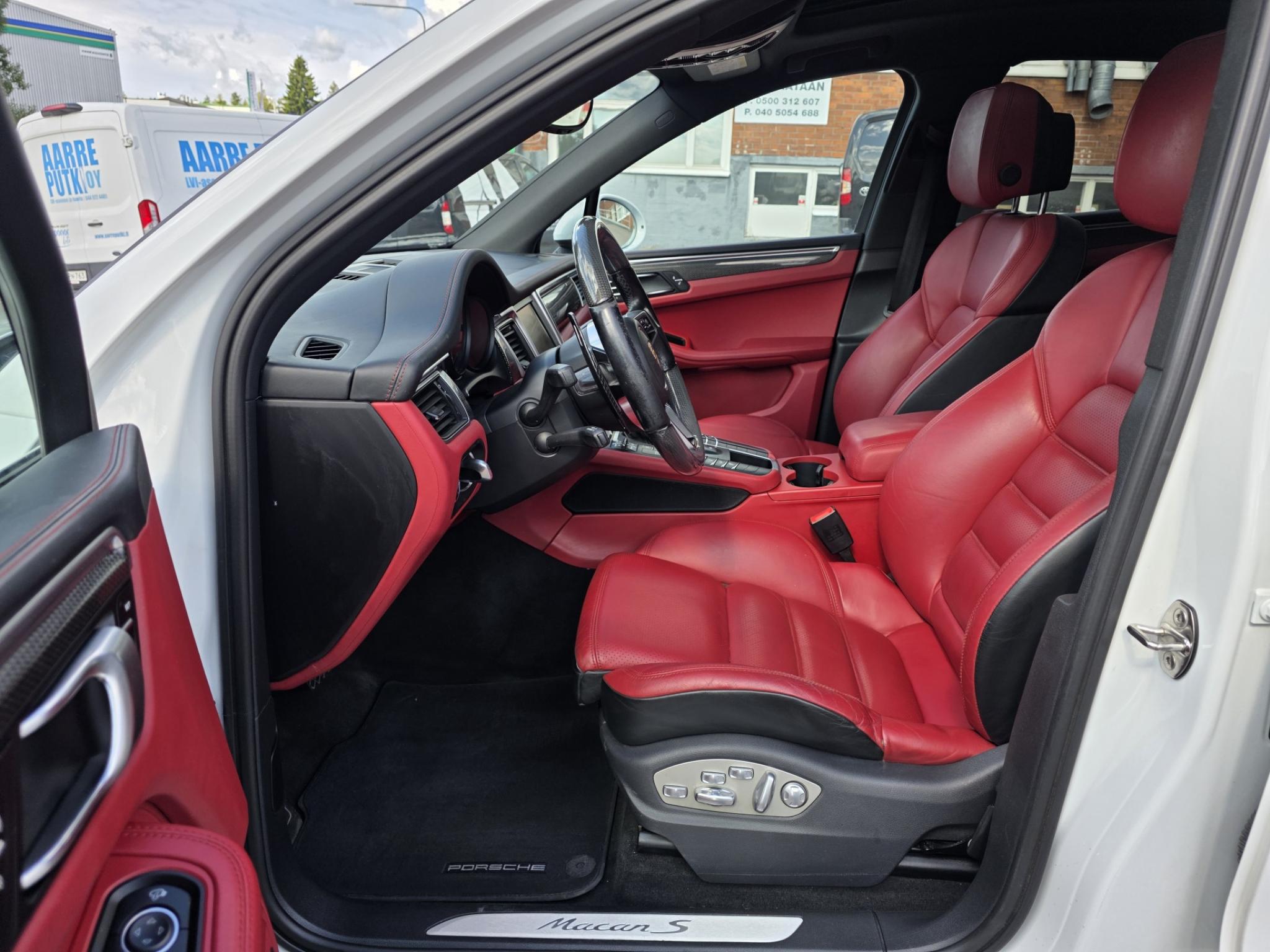 Valkoinen Porsche Macan S Diesel 190kW