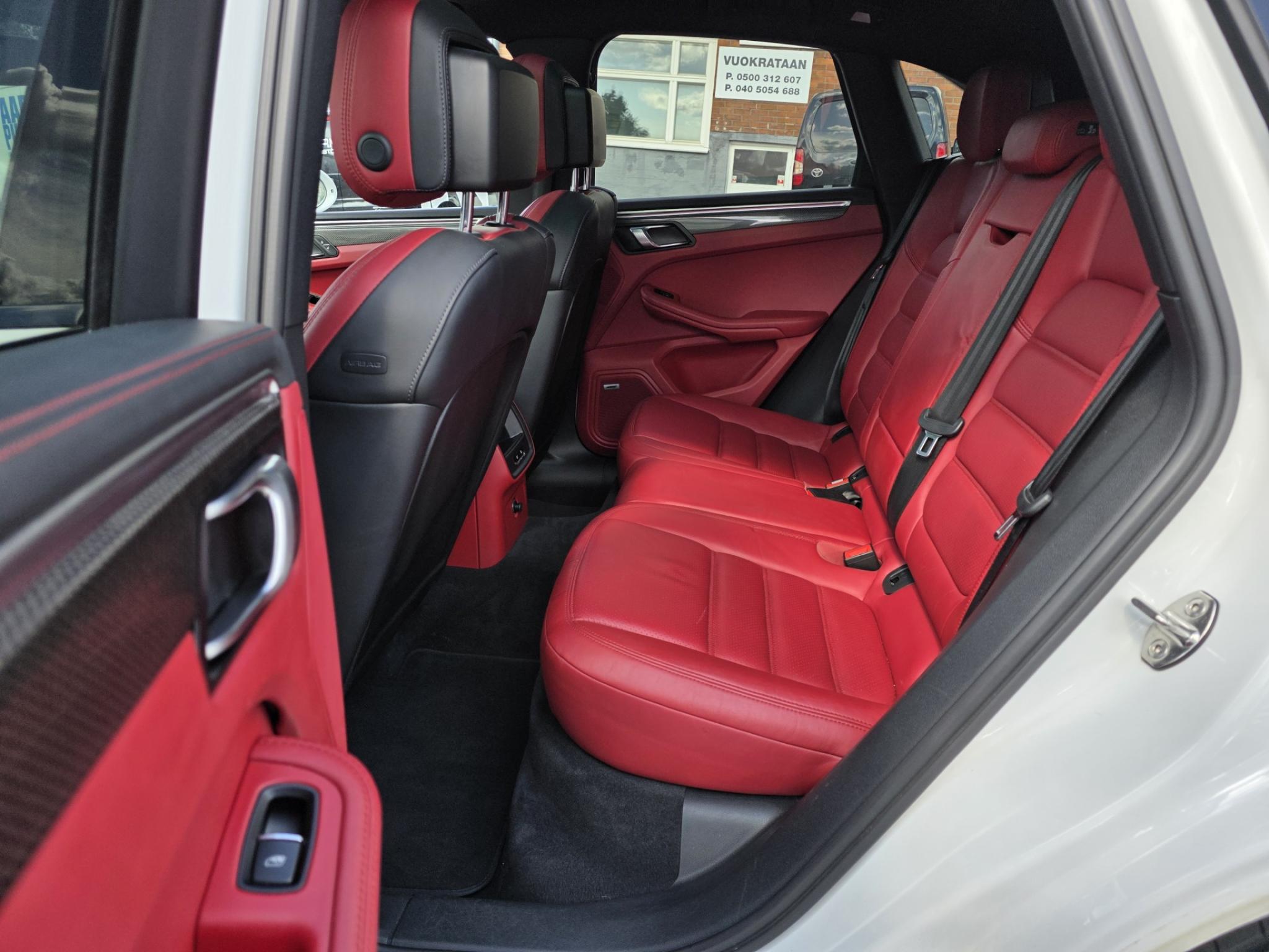Valkoinen Porsche Macan S Diesel 190kW