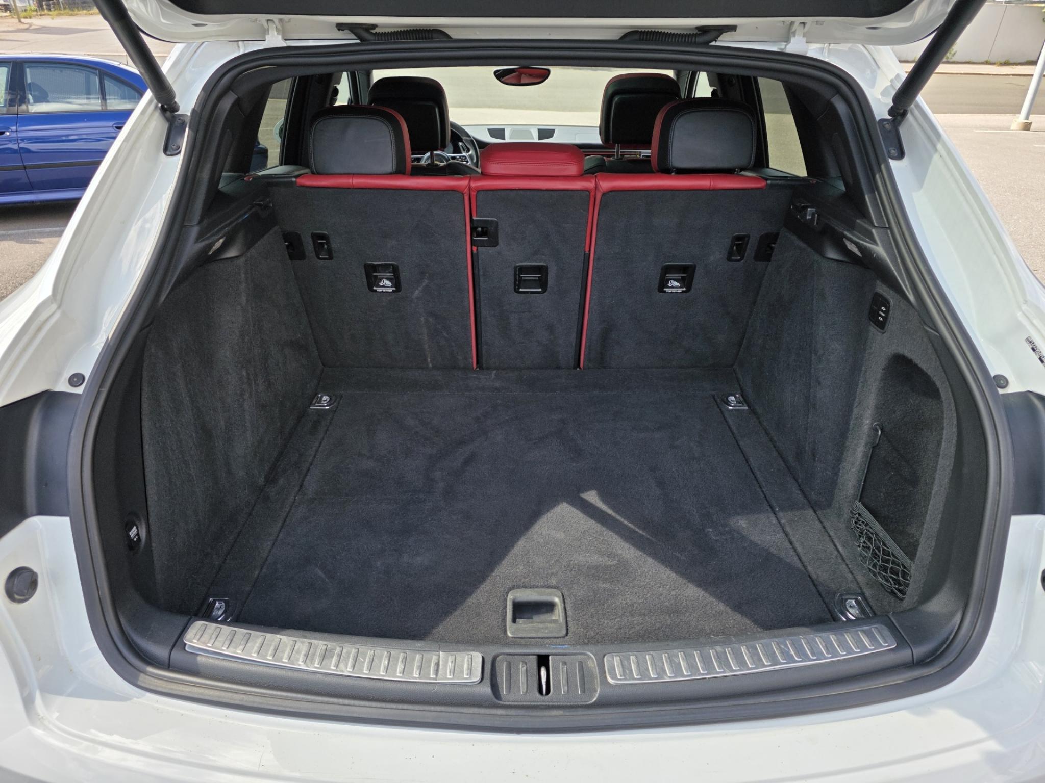 Valkoinen Porsche Macan S Diesel 190kW