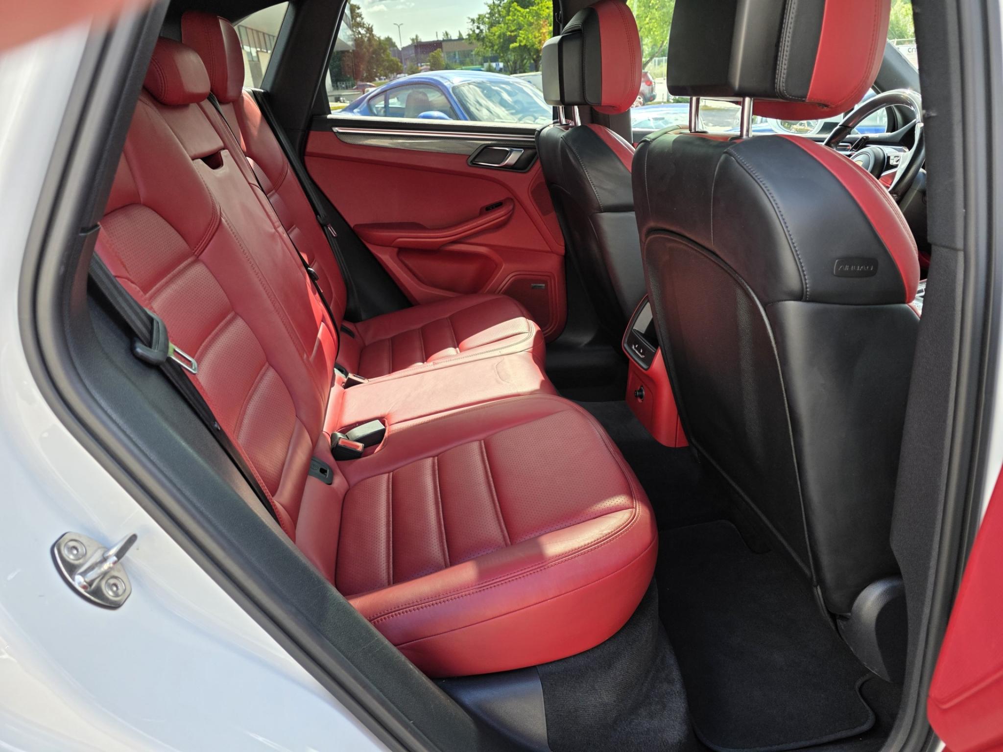 Valkoinen Porsche Macan S Diesel 190kW