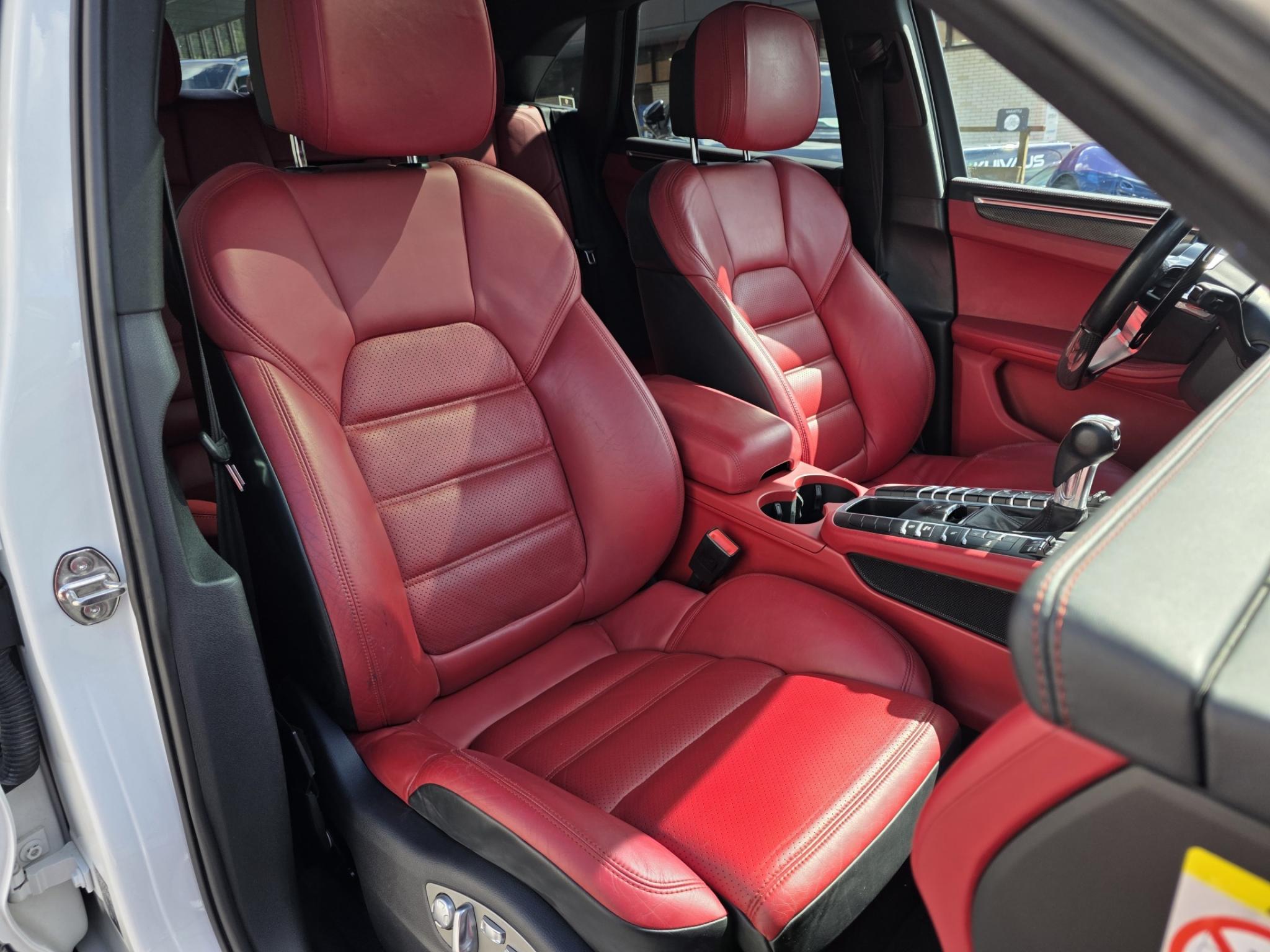 Valkoinen Porsche Macan S Diesel 190kW