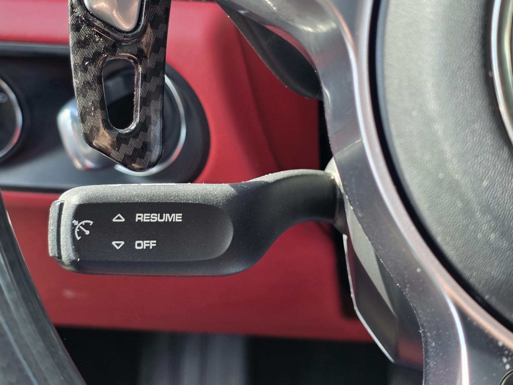 Valkoinen Porsche Macan S Diesel 190kW