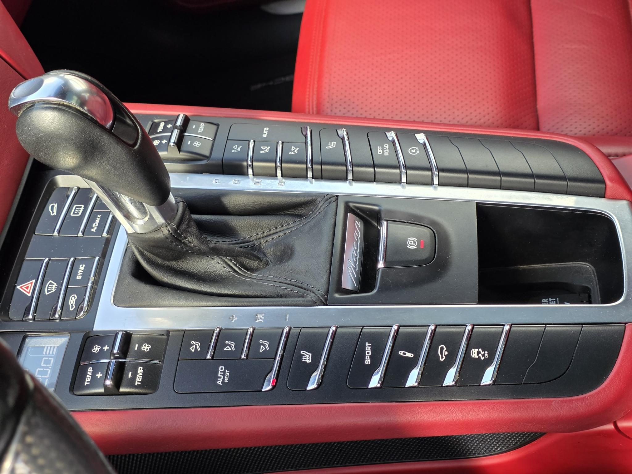Valkoinen Porsche Macan S Diesel 190kW