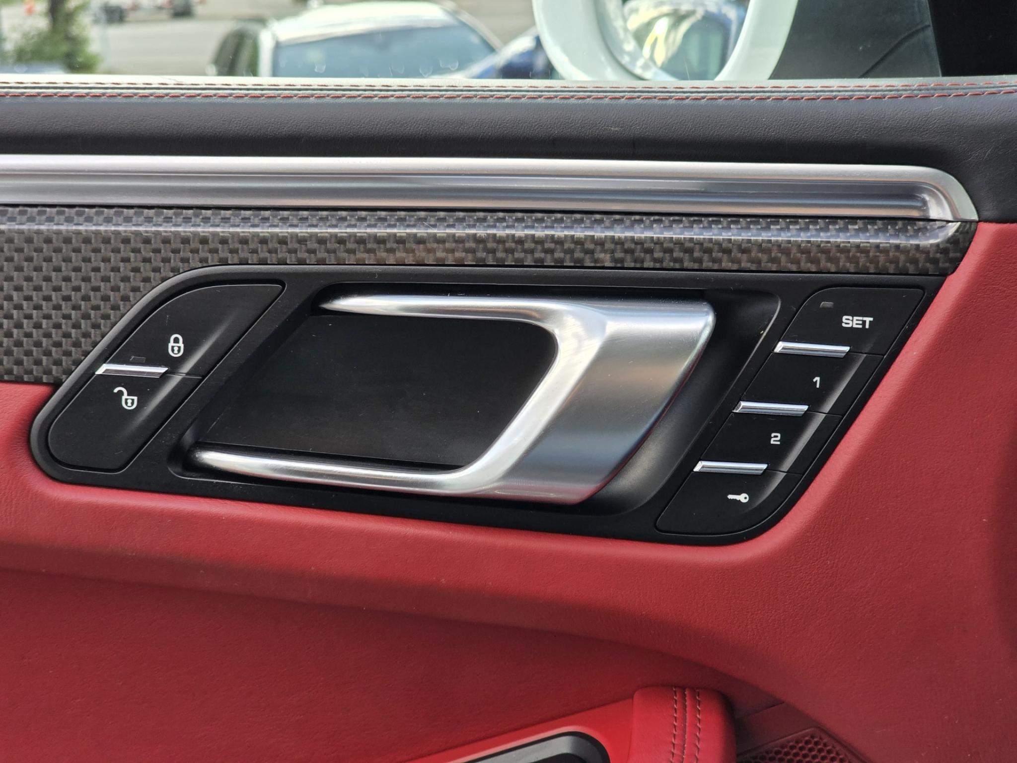 Valkoinen Porsche Macan S Diesel 190kW