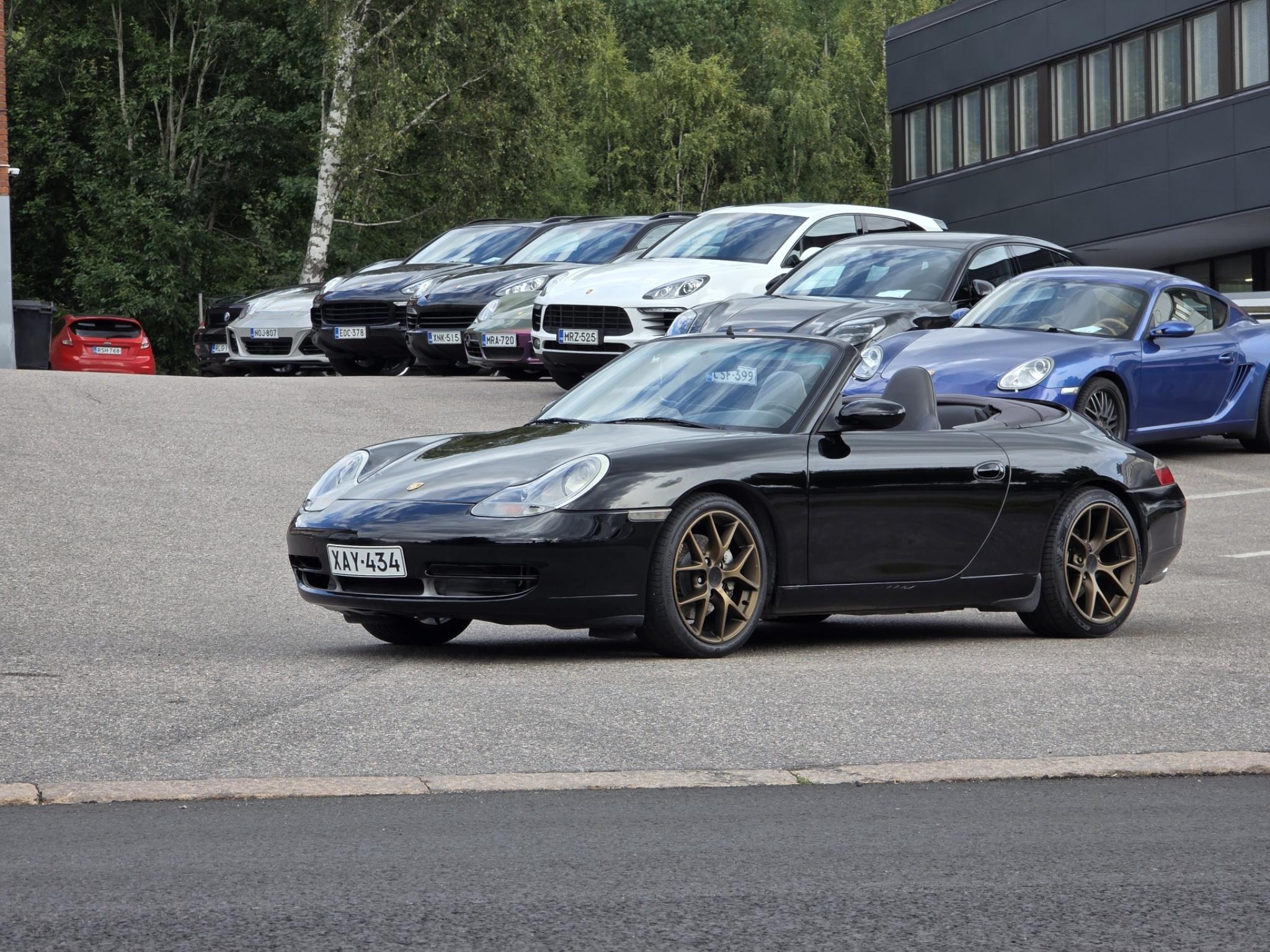 Musta Porsche 911 Carrera Cabrio 4 Tiptronic