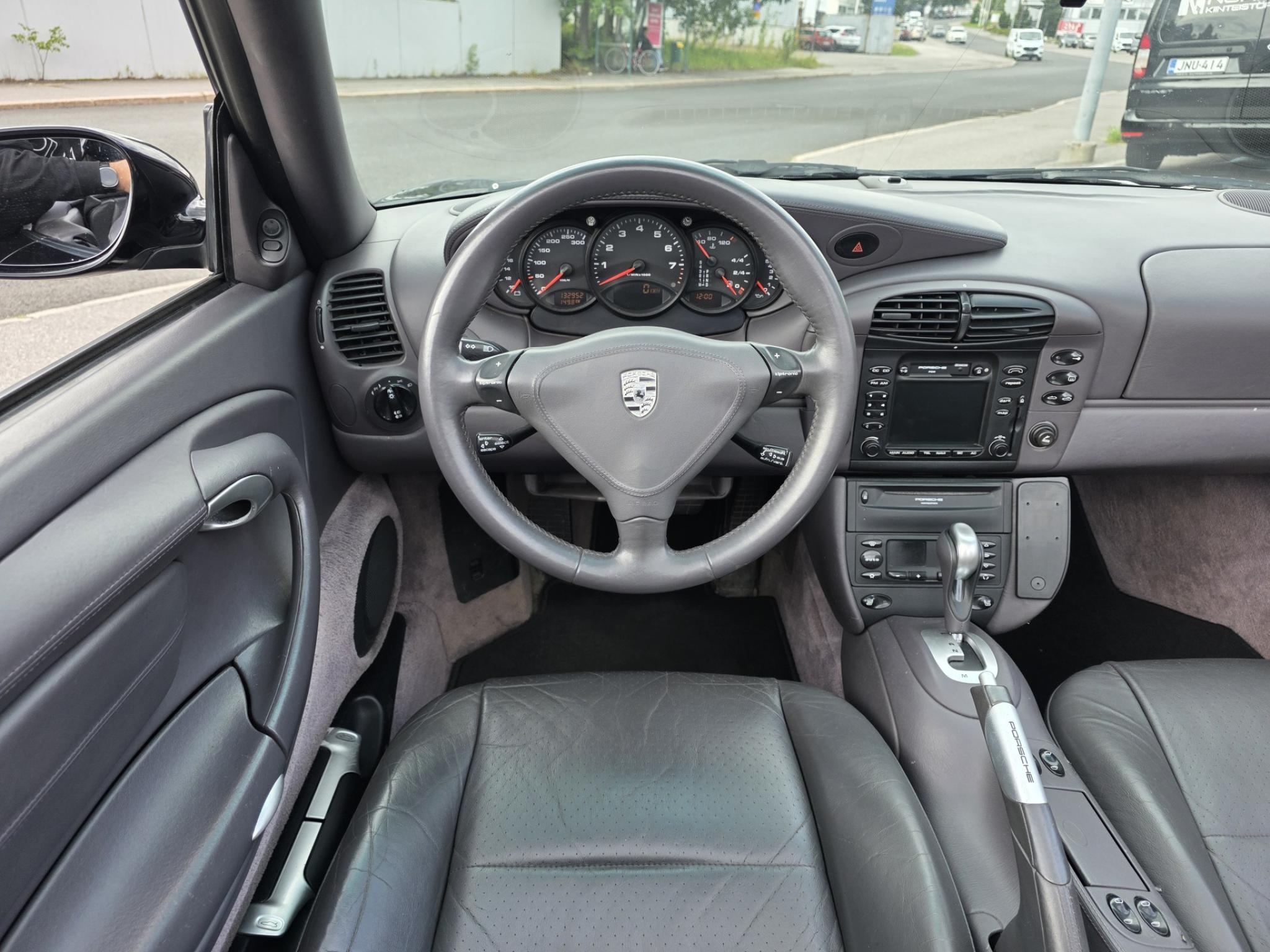 Musta Porsche 911 Carrera Cabrio 4 Tiptronic